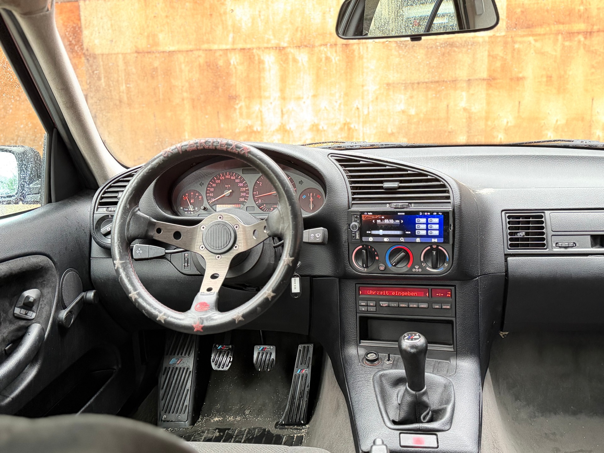 BMW 320i-image-12