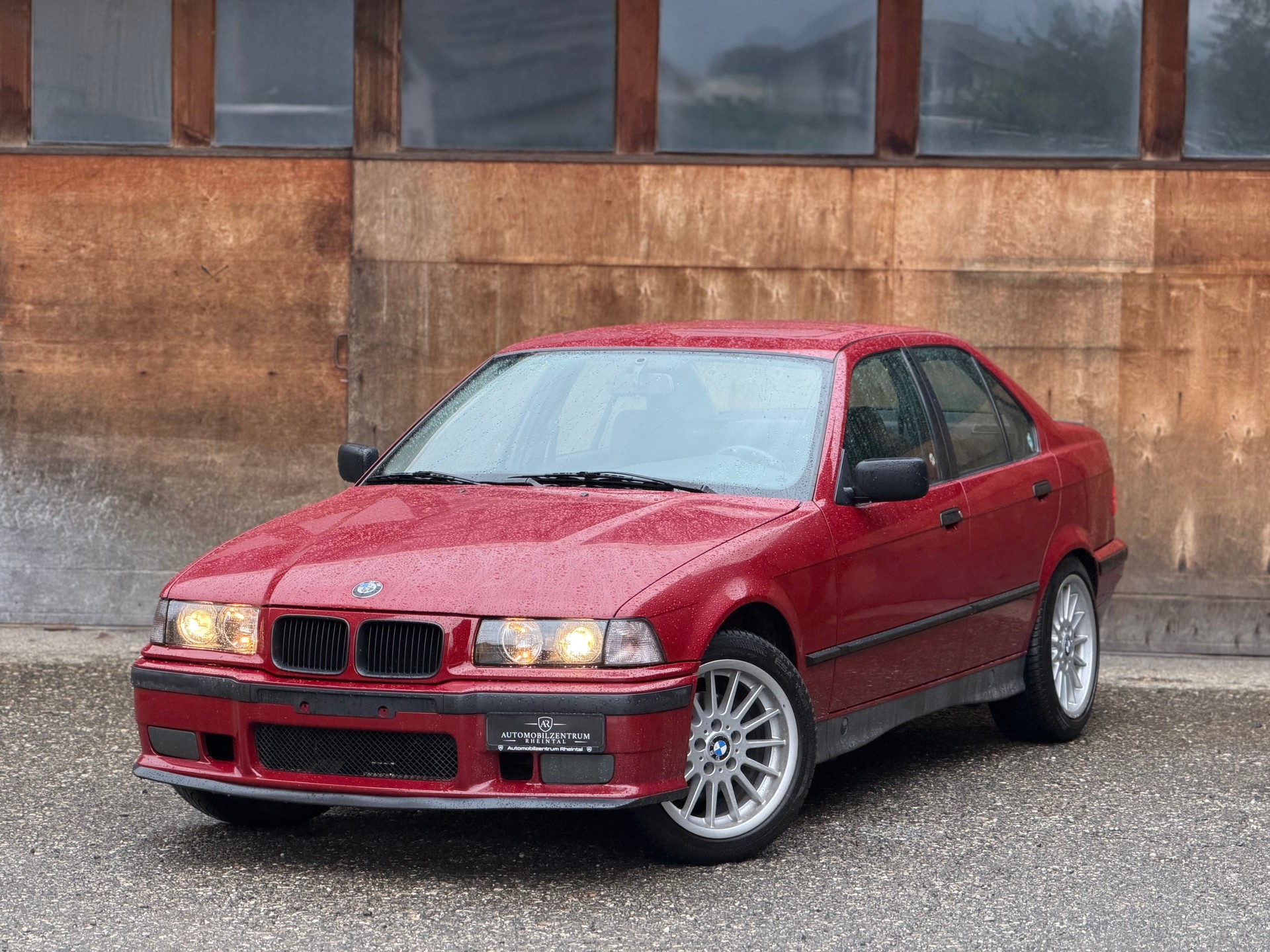 BMW 320i-image-0