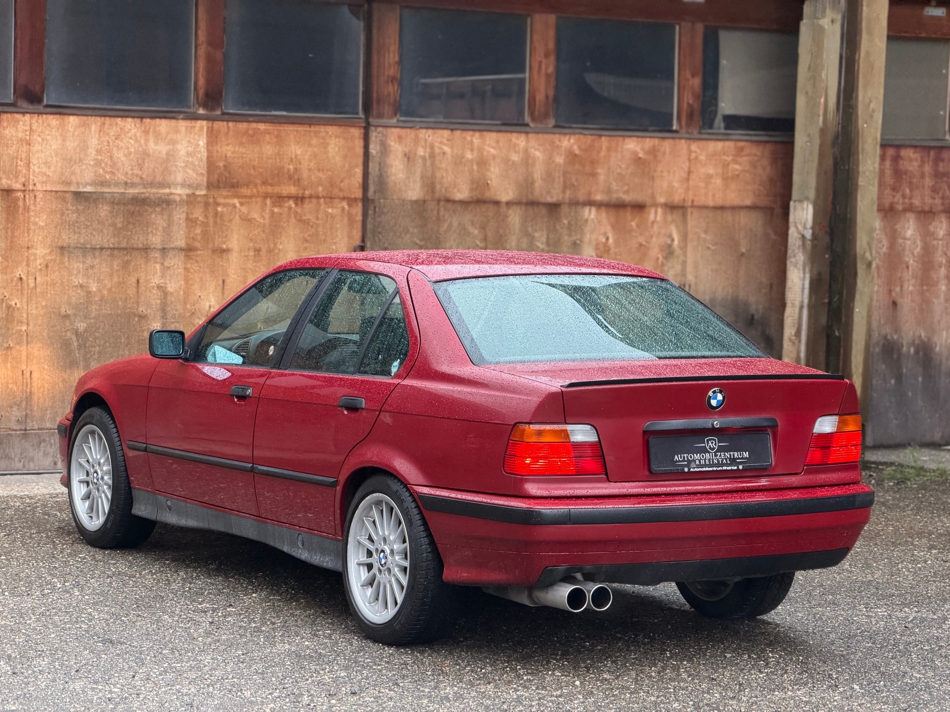 BMW 320i-image-5