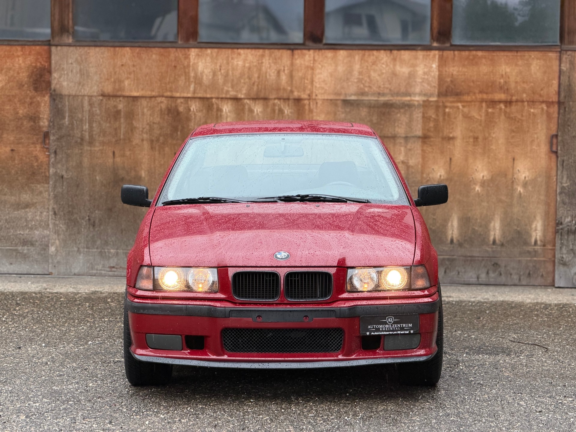 BMW 320i-image-1