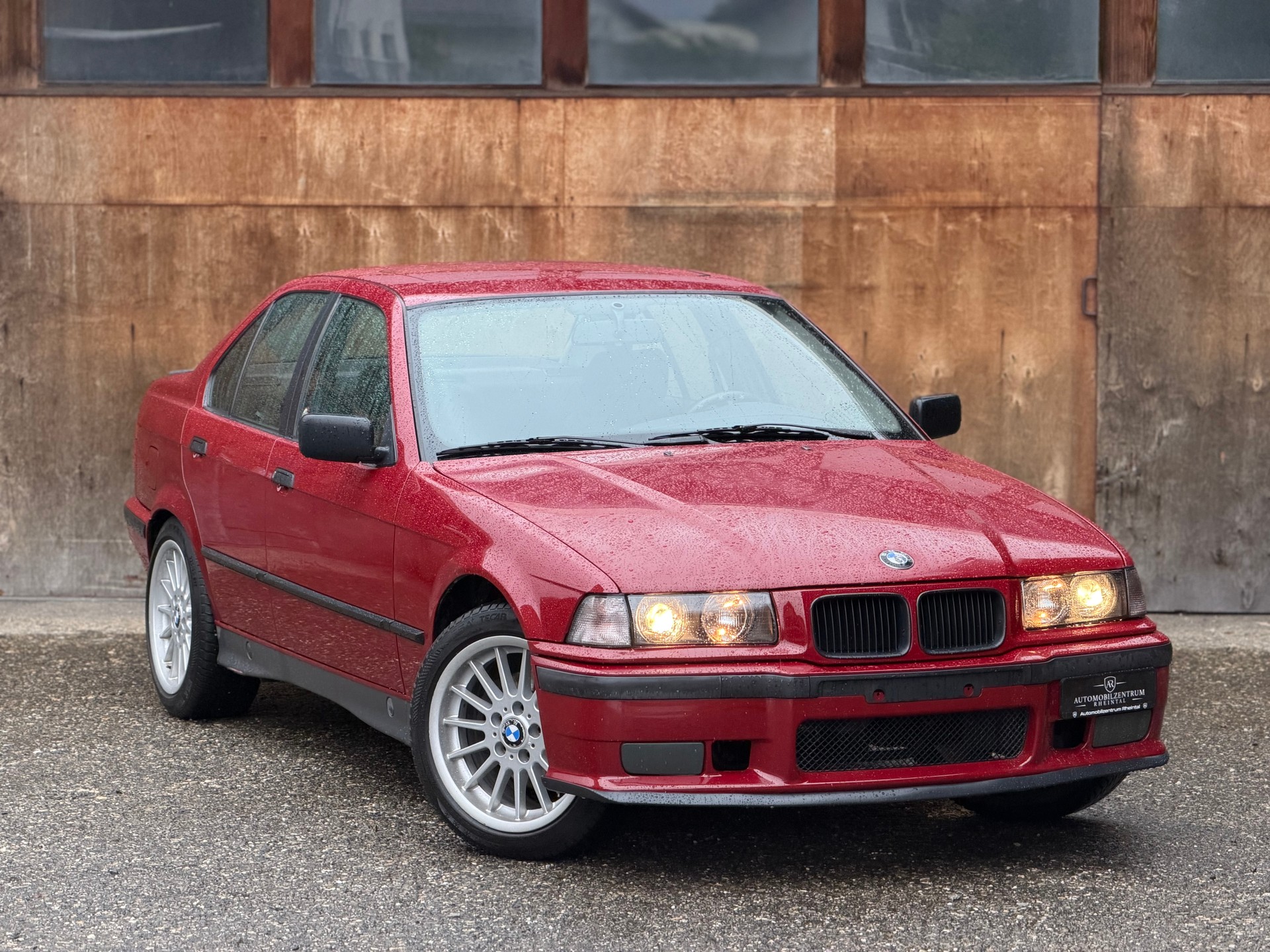 BMW 320i-image-2