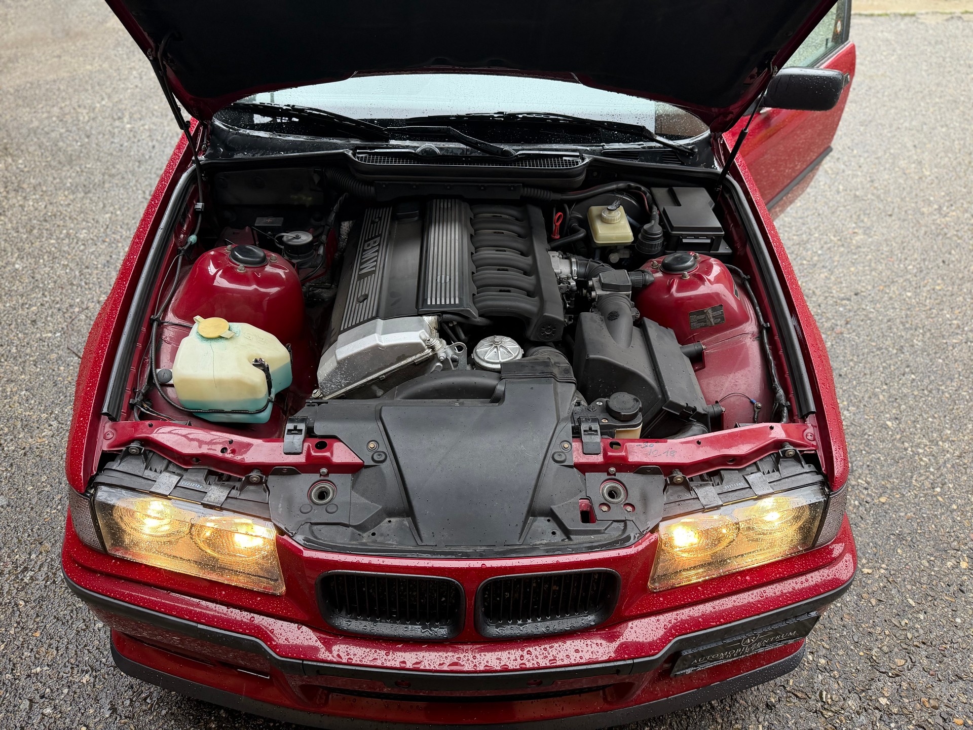 BMW 320i-image-18