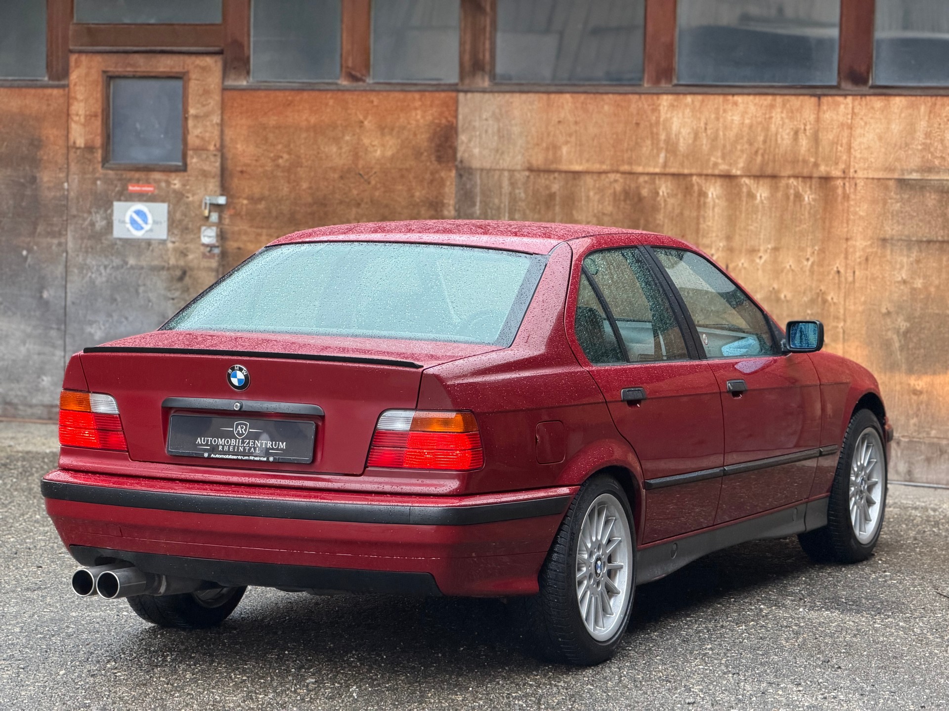 BMW 320i-image-3