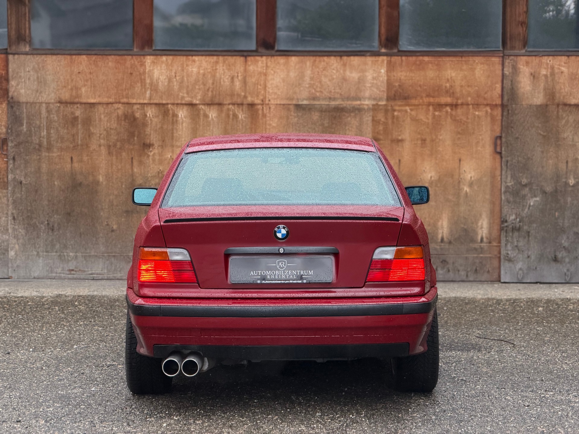 BMW 320i-image-4