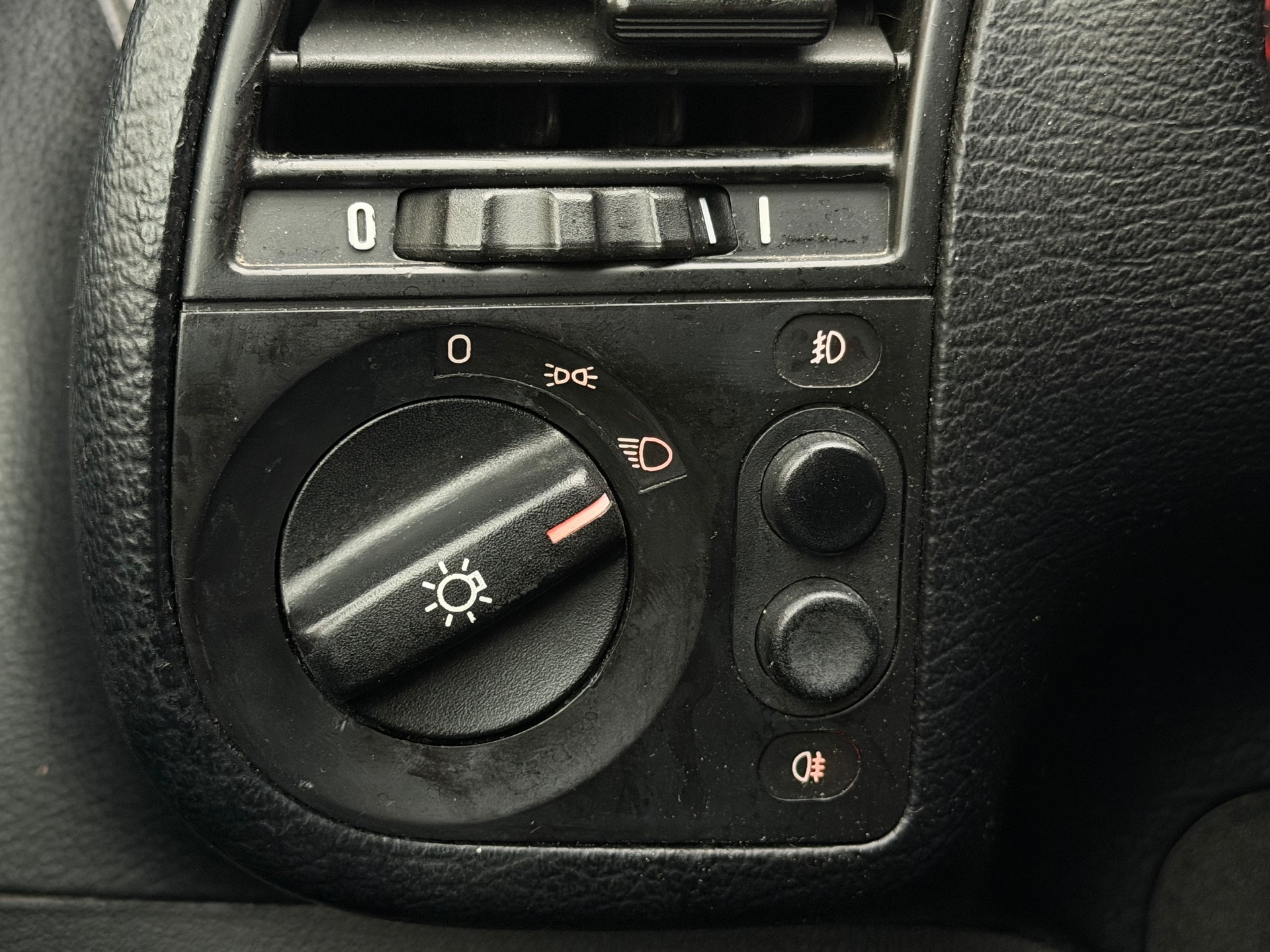 BMW 320i-image-17