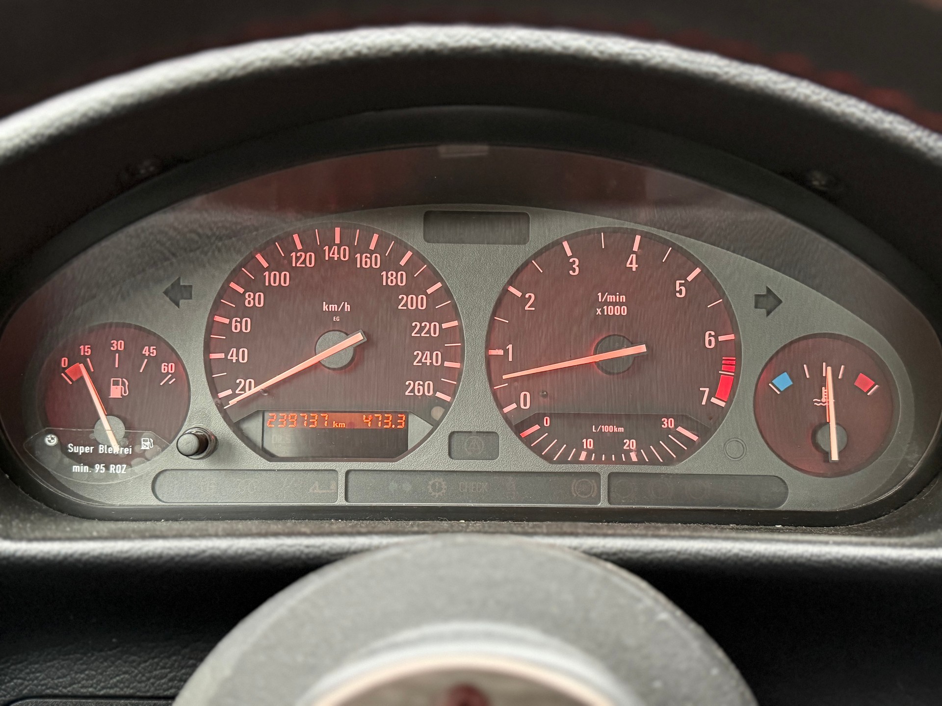 BMW 320i-image-16