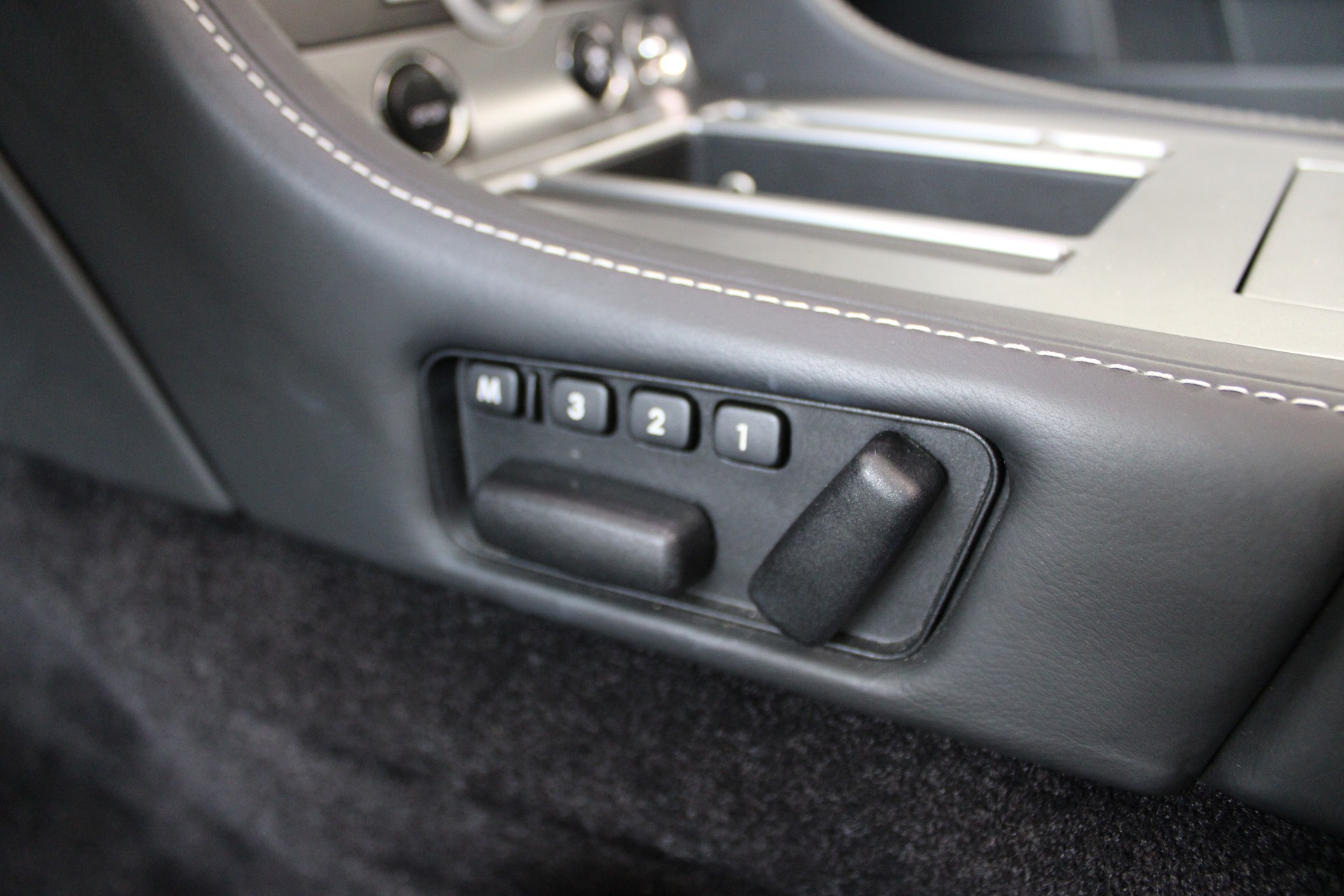 ASTON MARTIN DB9 Volante Touchtronic 2-image-15