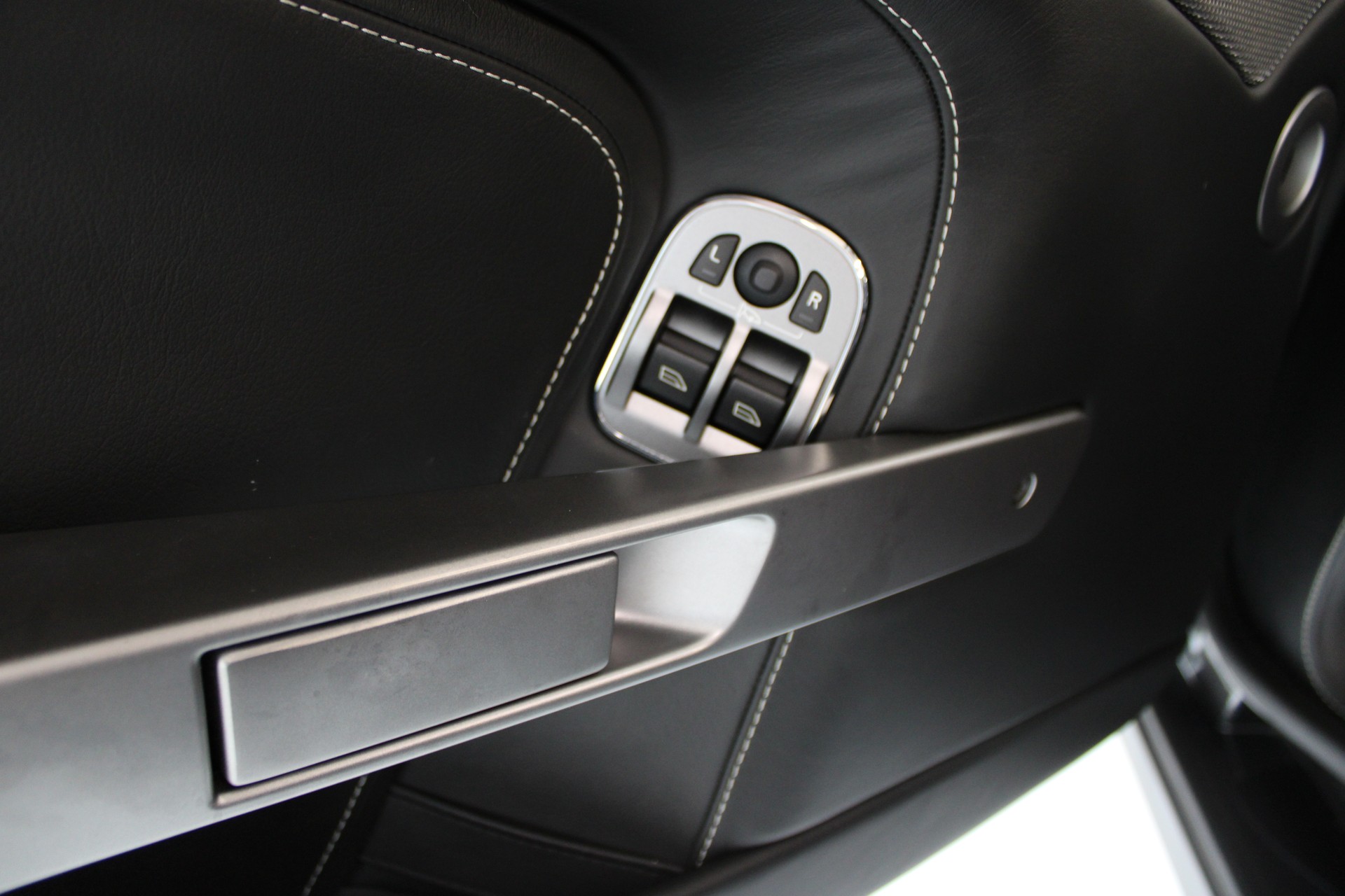 ASTON MARTIN DB9 Volante Touchtronic 2-image-17