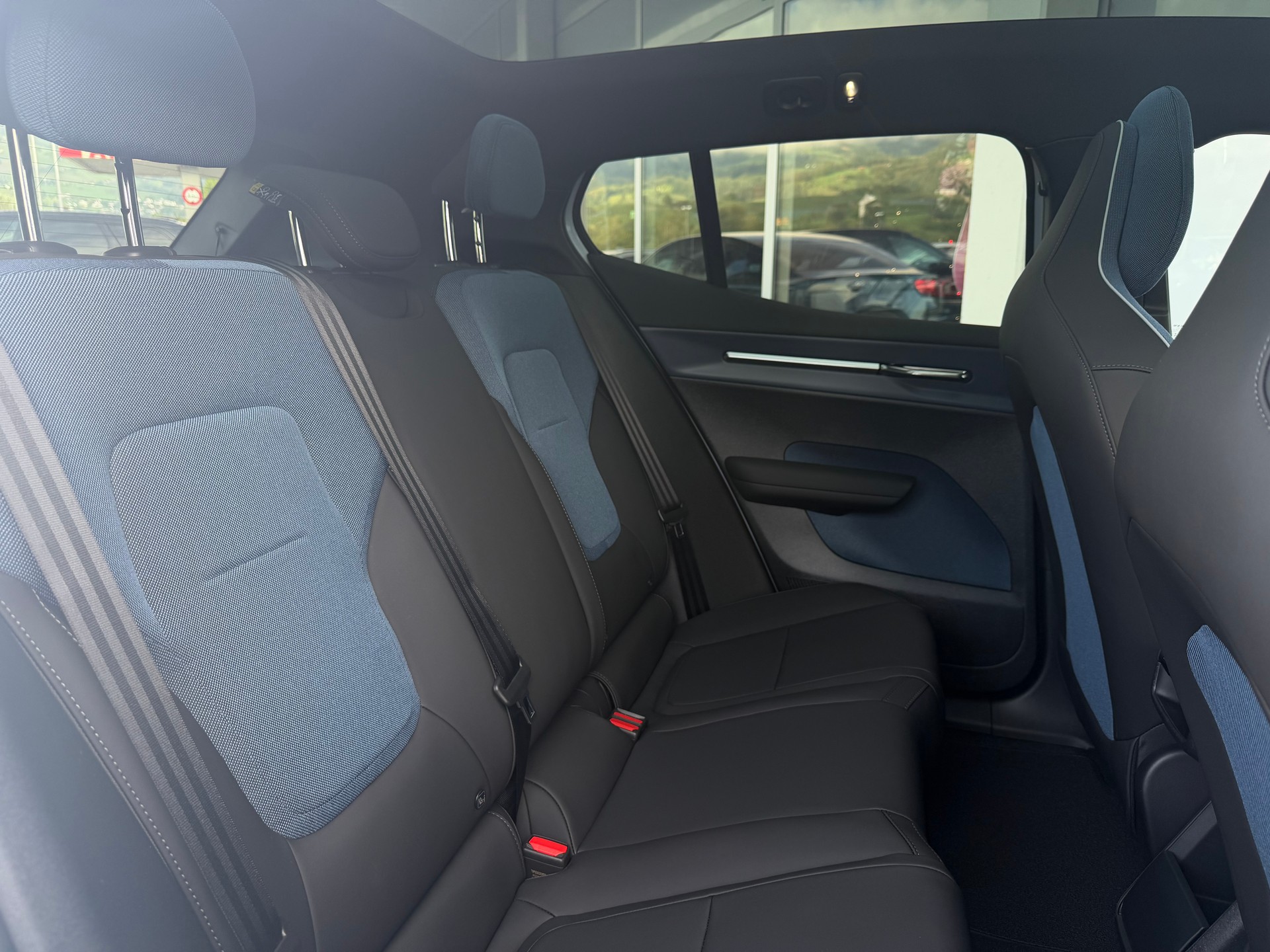 VOLVO EX30 Cross Country E60 Twin Performance AWD-image-3