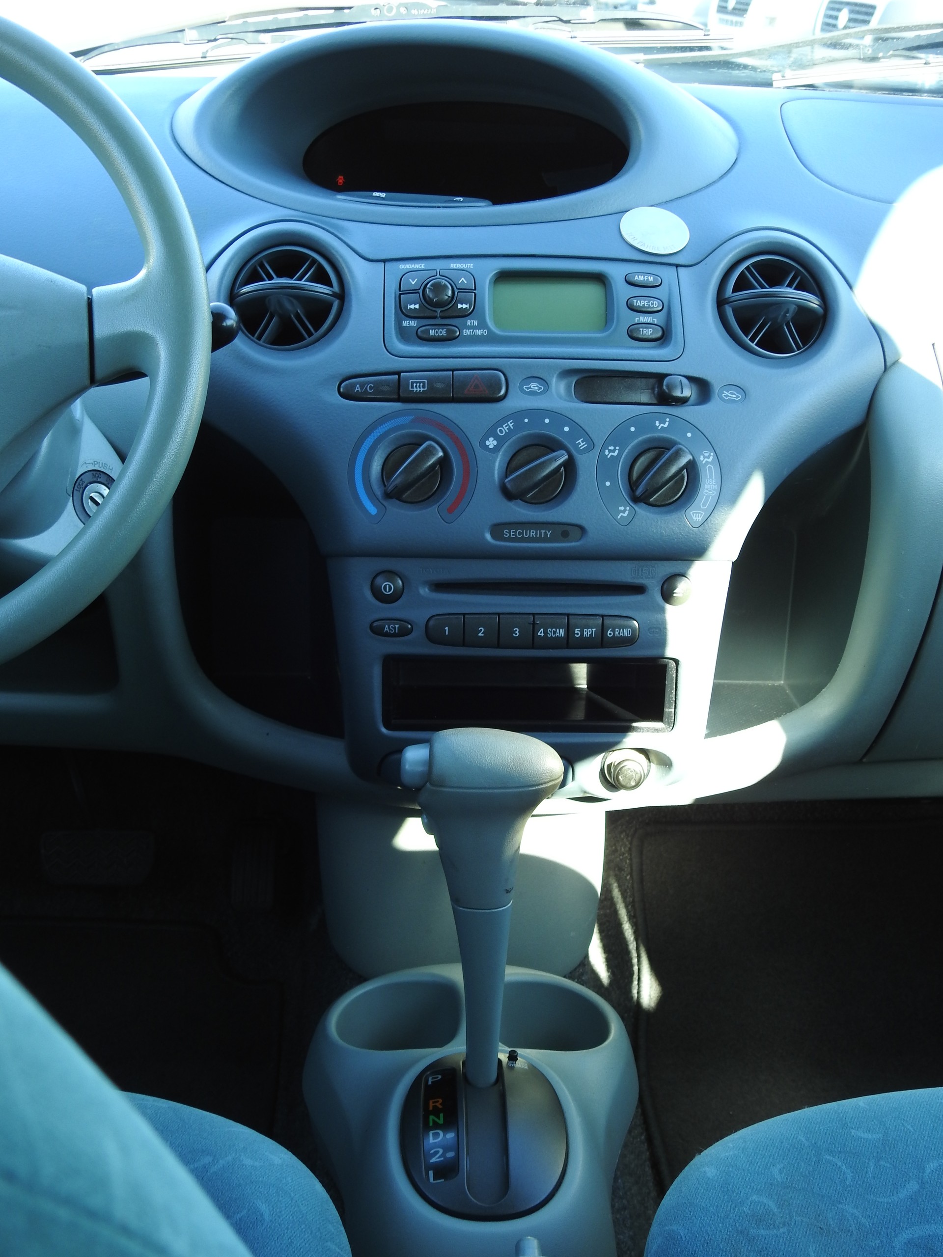 TOYOTA Yaris 1.3 Linea Sol-image-16