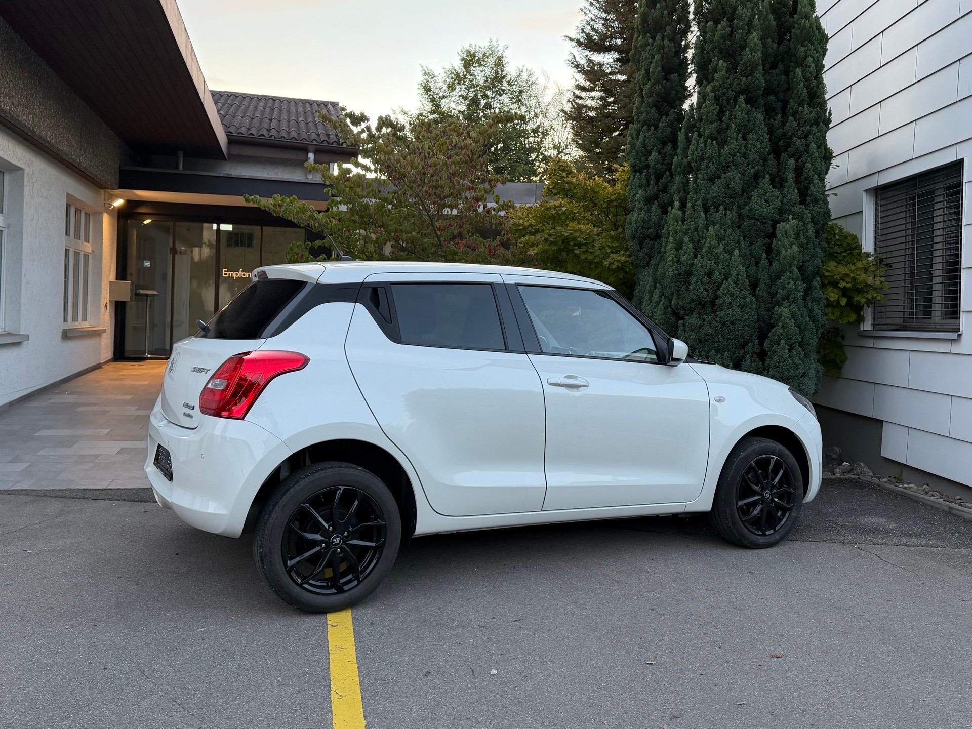 SUZUKI Swift 1.2 Compact Top 4x4 *Top-Ausstattung*aus 1. Hand*Servicegepflegt*-image-2