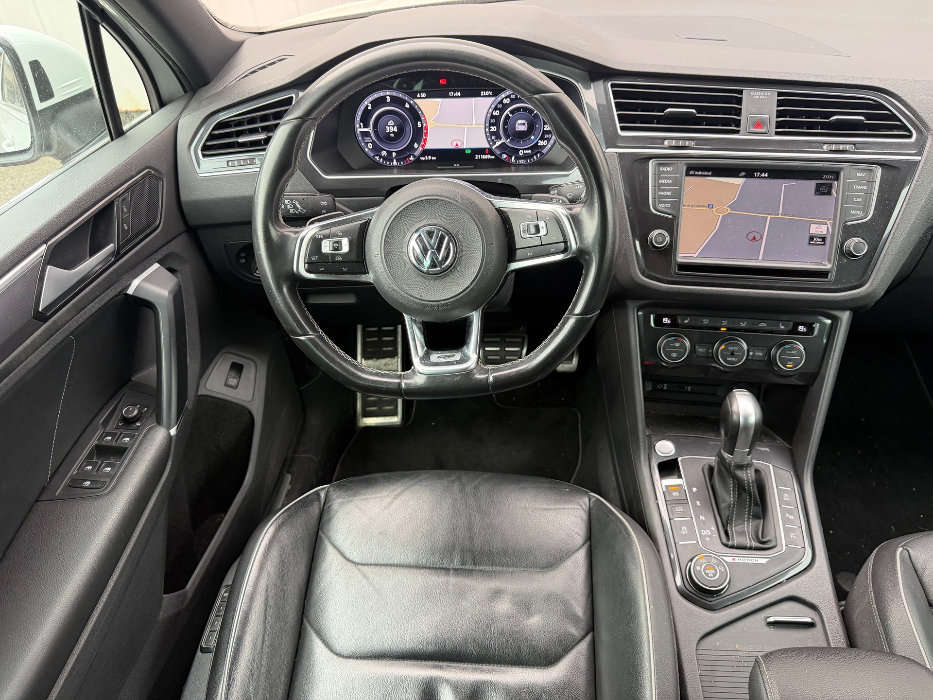 VW Tiguan 2.0 TDI R line 4Motion DSG-image-8
