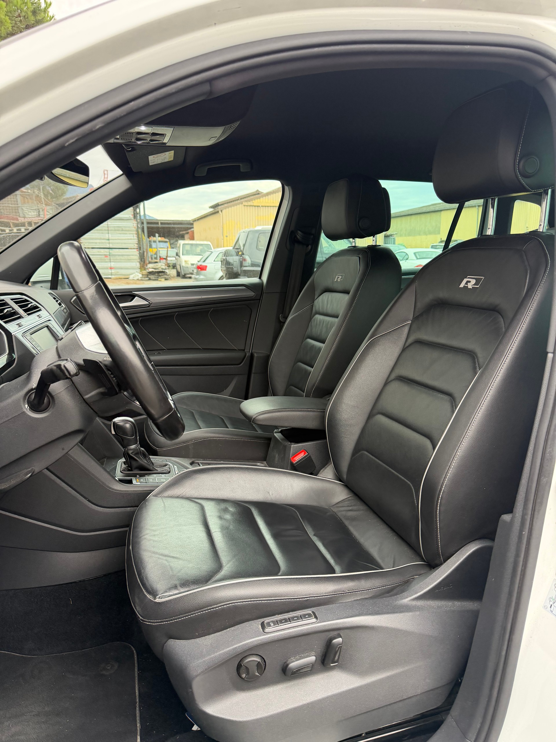 VW Tiguan 2.0 TDI R line 4Motion DSG-image-10