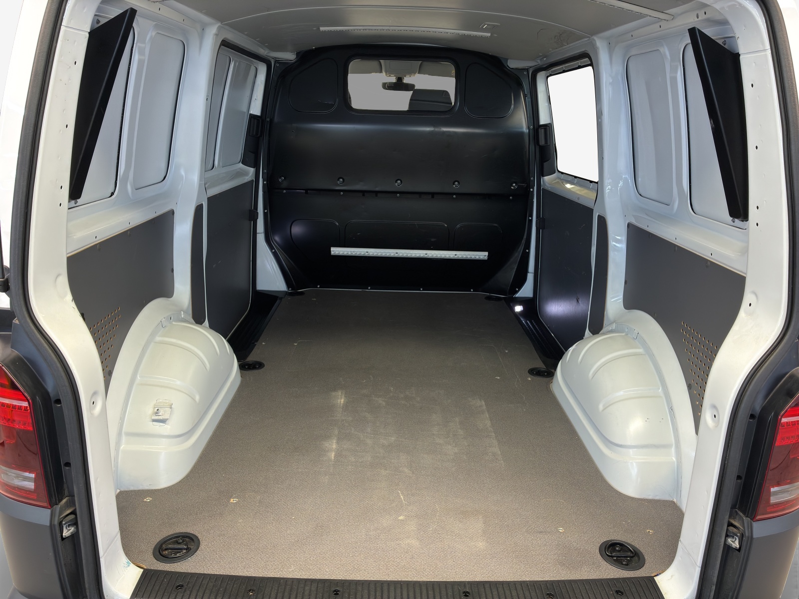 VW T6.1 2.0 TDI DSG-image-12