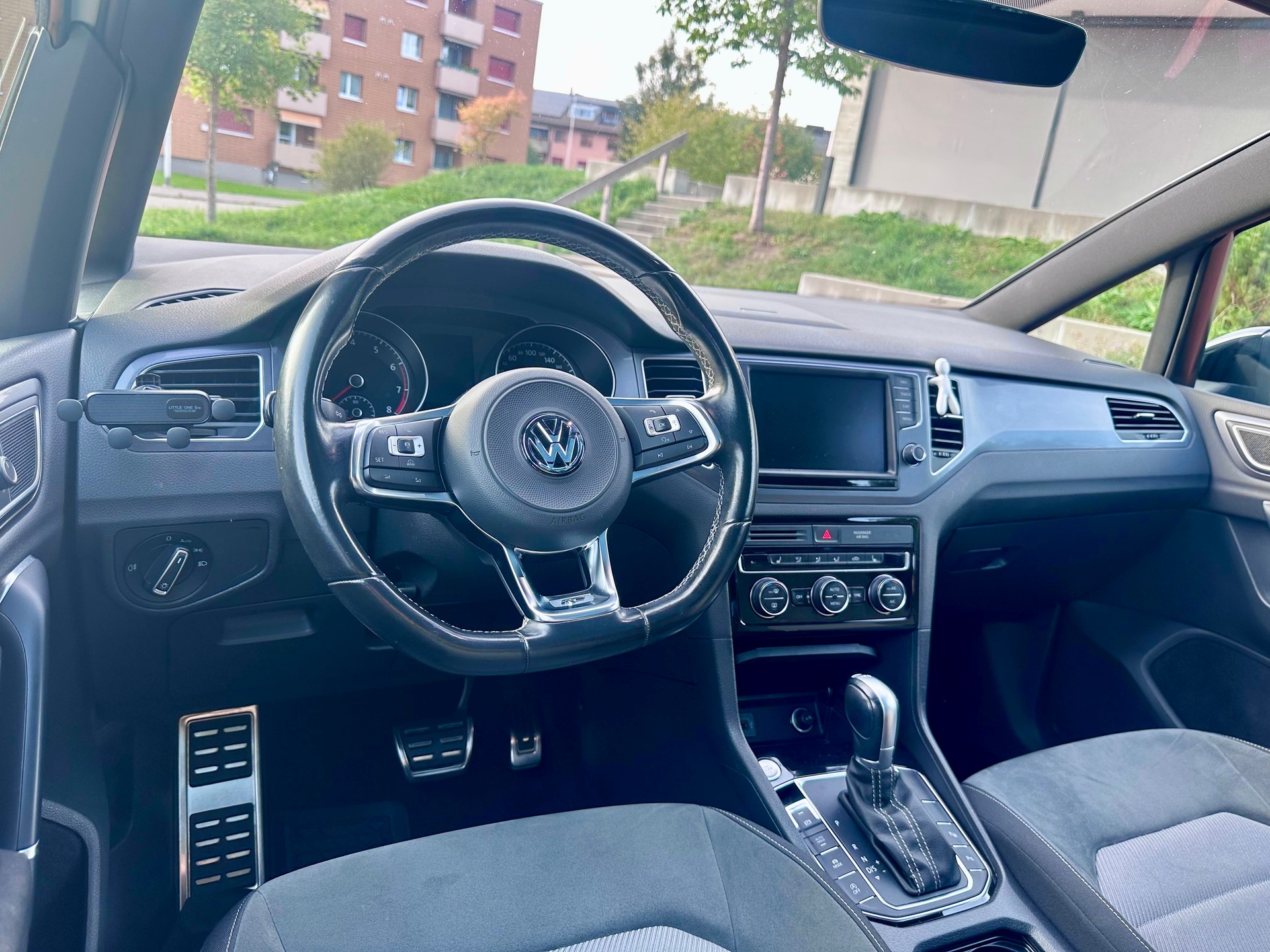 VW Golf Sportsvan 1.4 TSI Allstar R-Line DSG-image-16