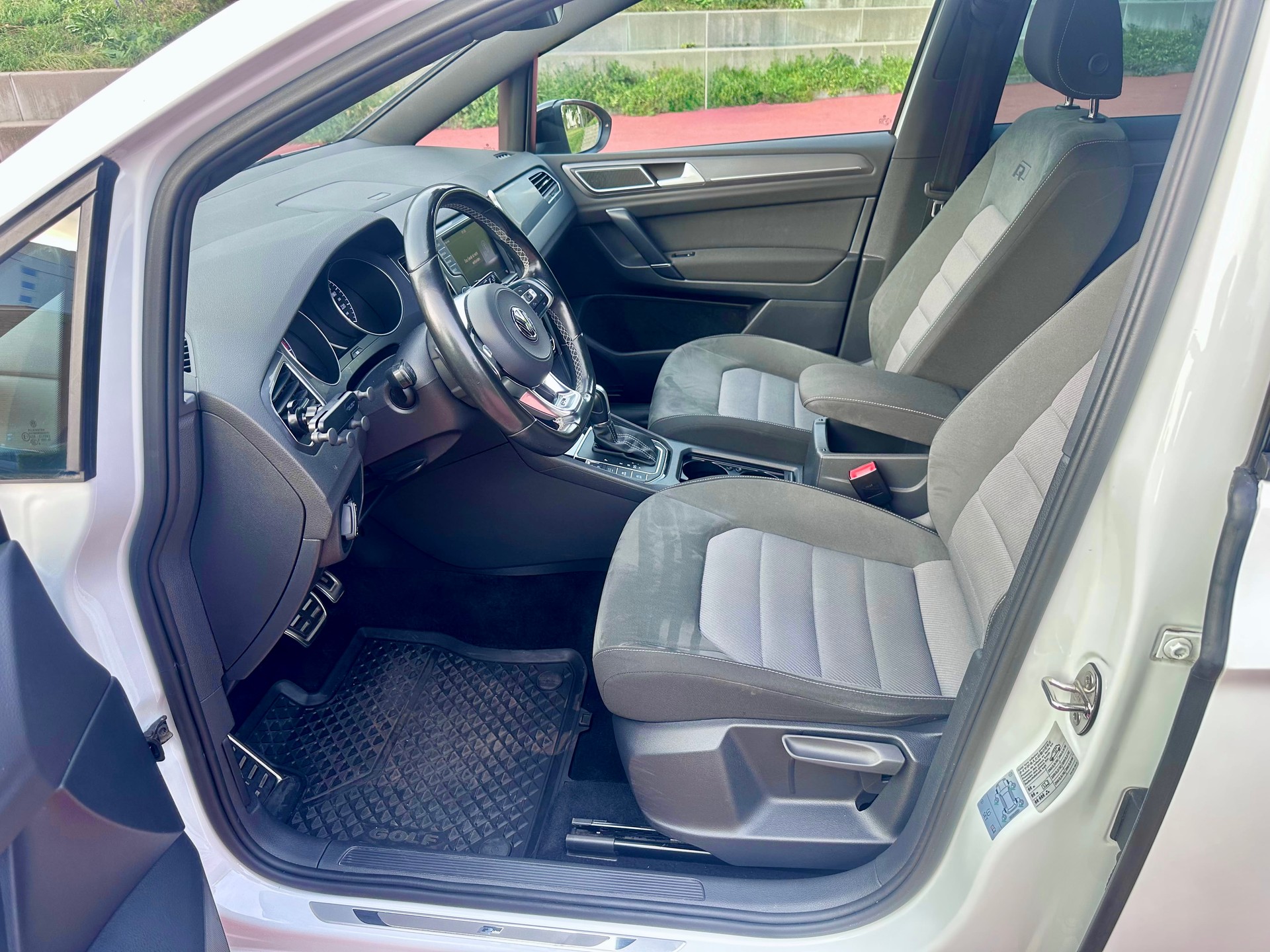 VW Golf Sportsvan 1.4 TSI Allstar R-Line DSG-image-15