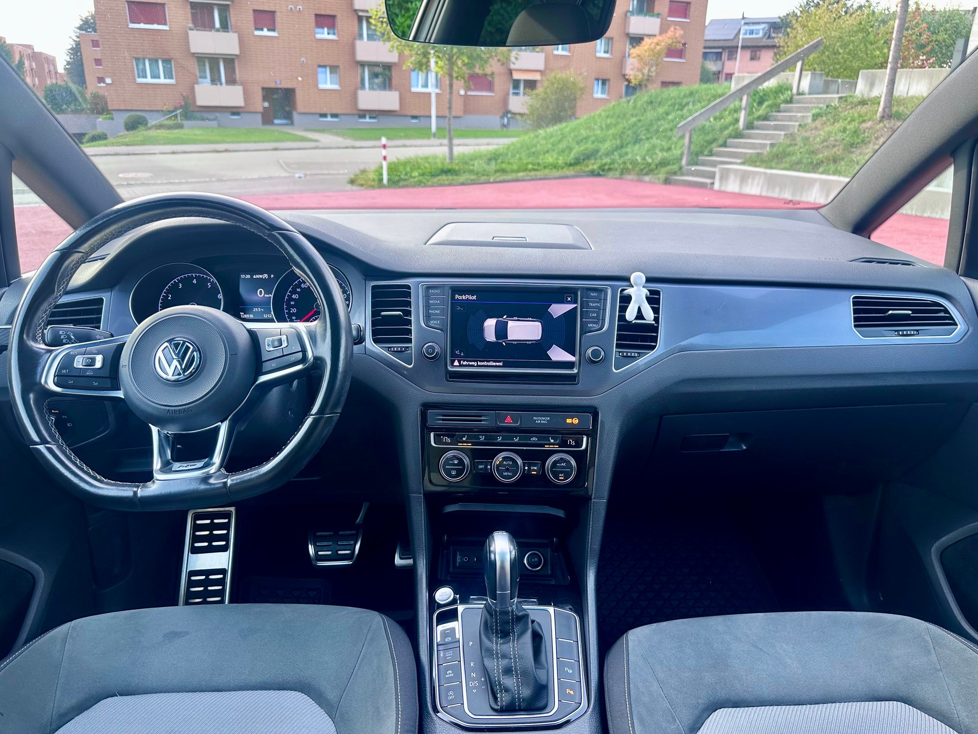 VW Golf Sportsvan 1.4 TSI Allstar R-Line DSG-image-17