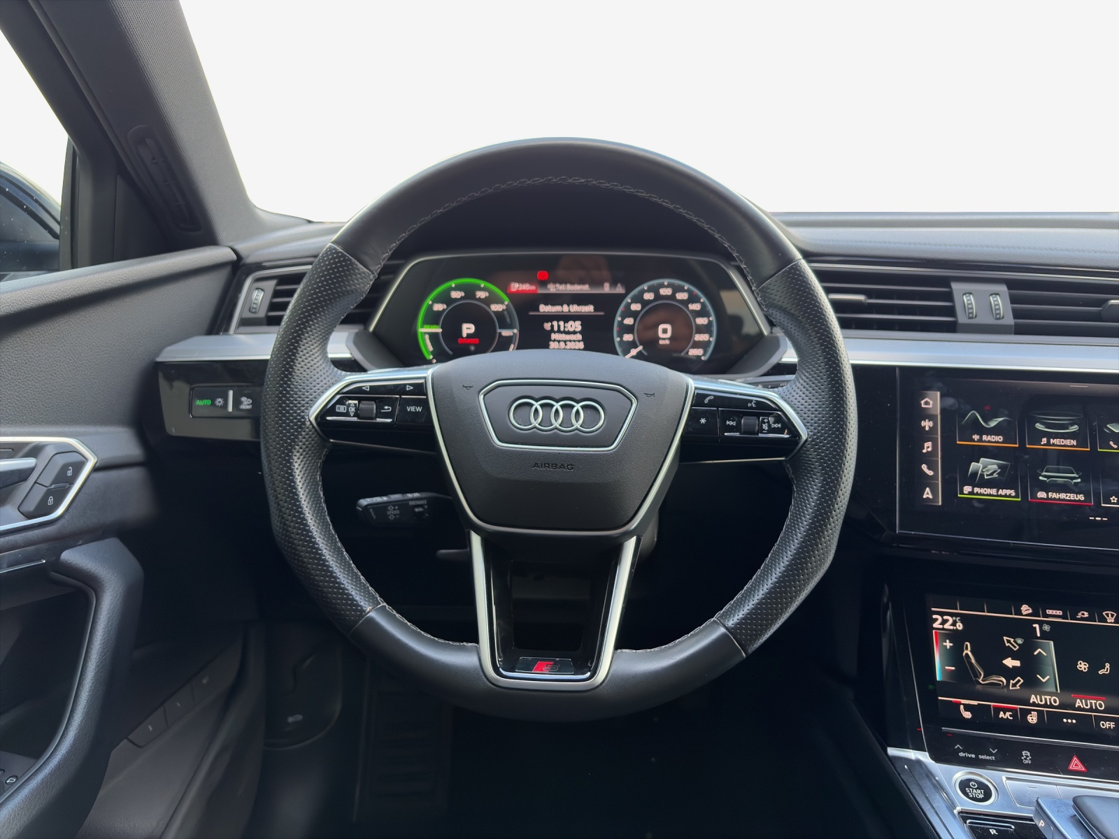 AUDI e-tron 55 S Line Black Edition quattro-image-10