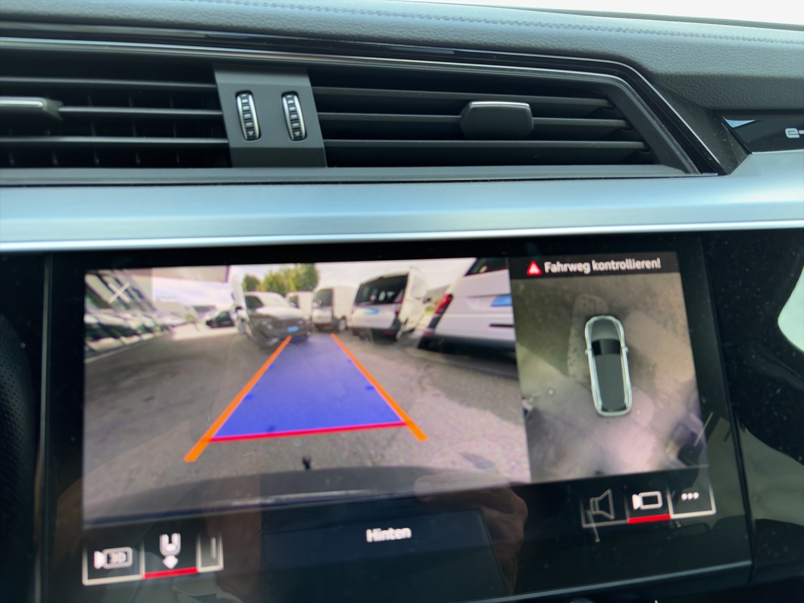 AUDI e-tron 55 S Line Black Edition quattro-image-16