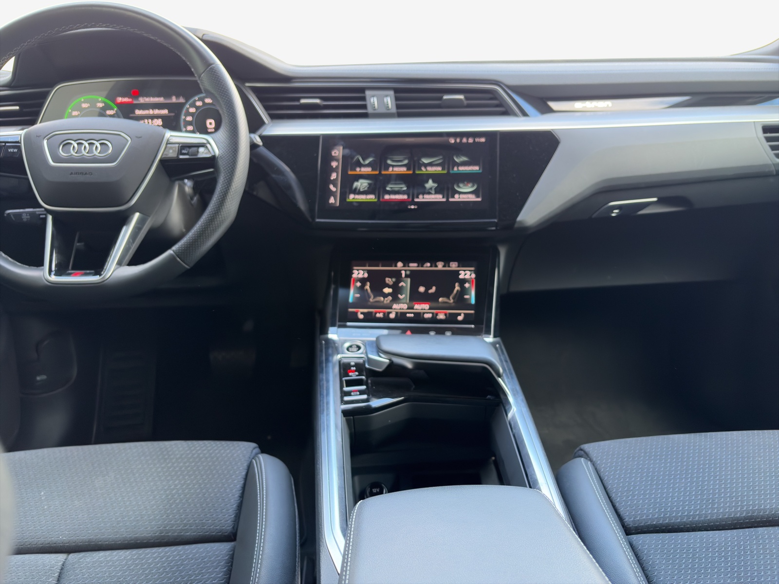 AUDI e-tron 55 S Line Black Edition quattro-image-11