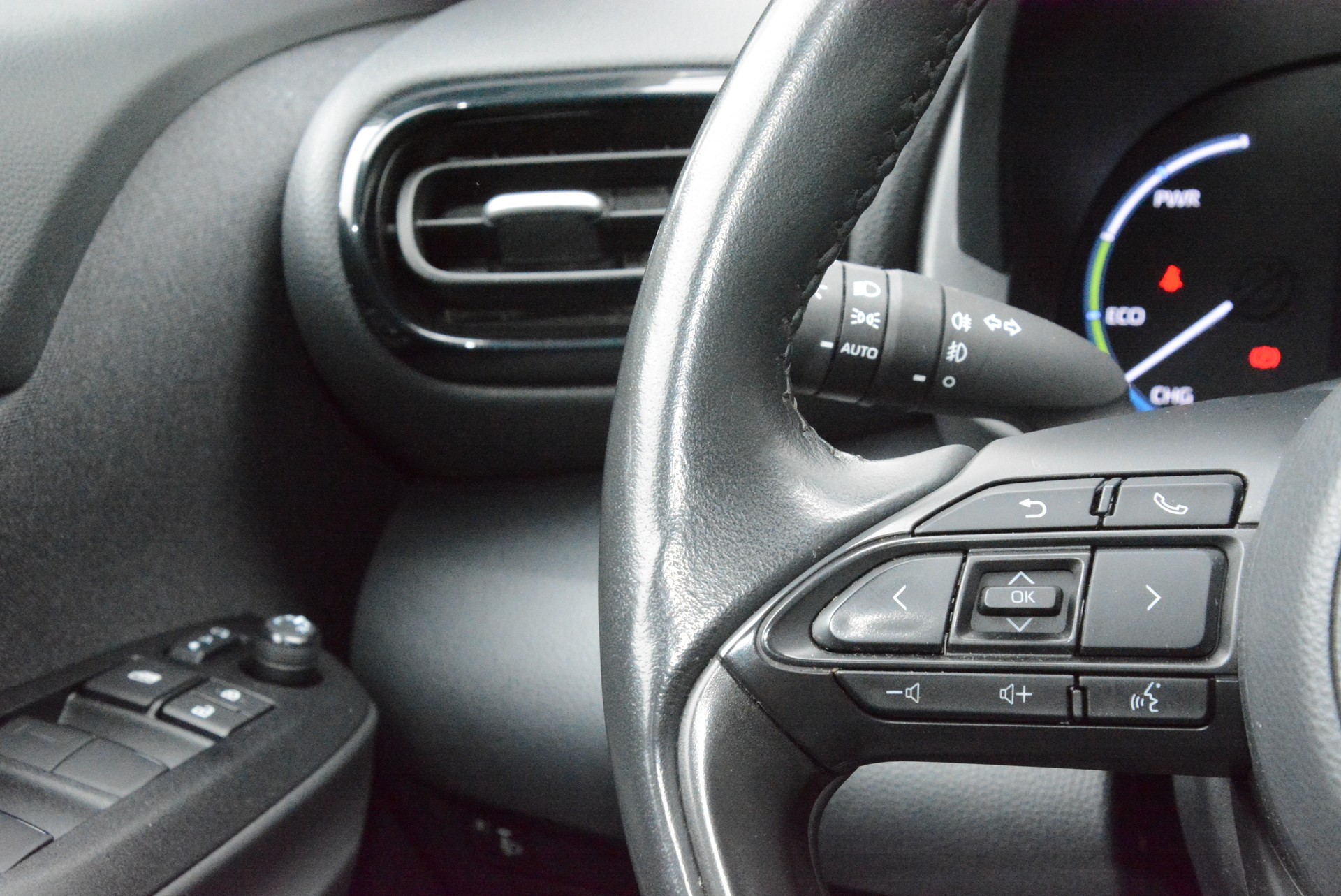 TOYOTA Yaris Cross 1.5 Comfort e-CVT AWDi-image-12