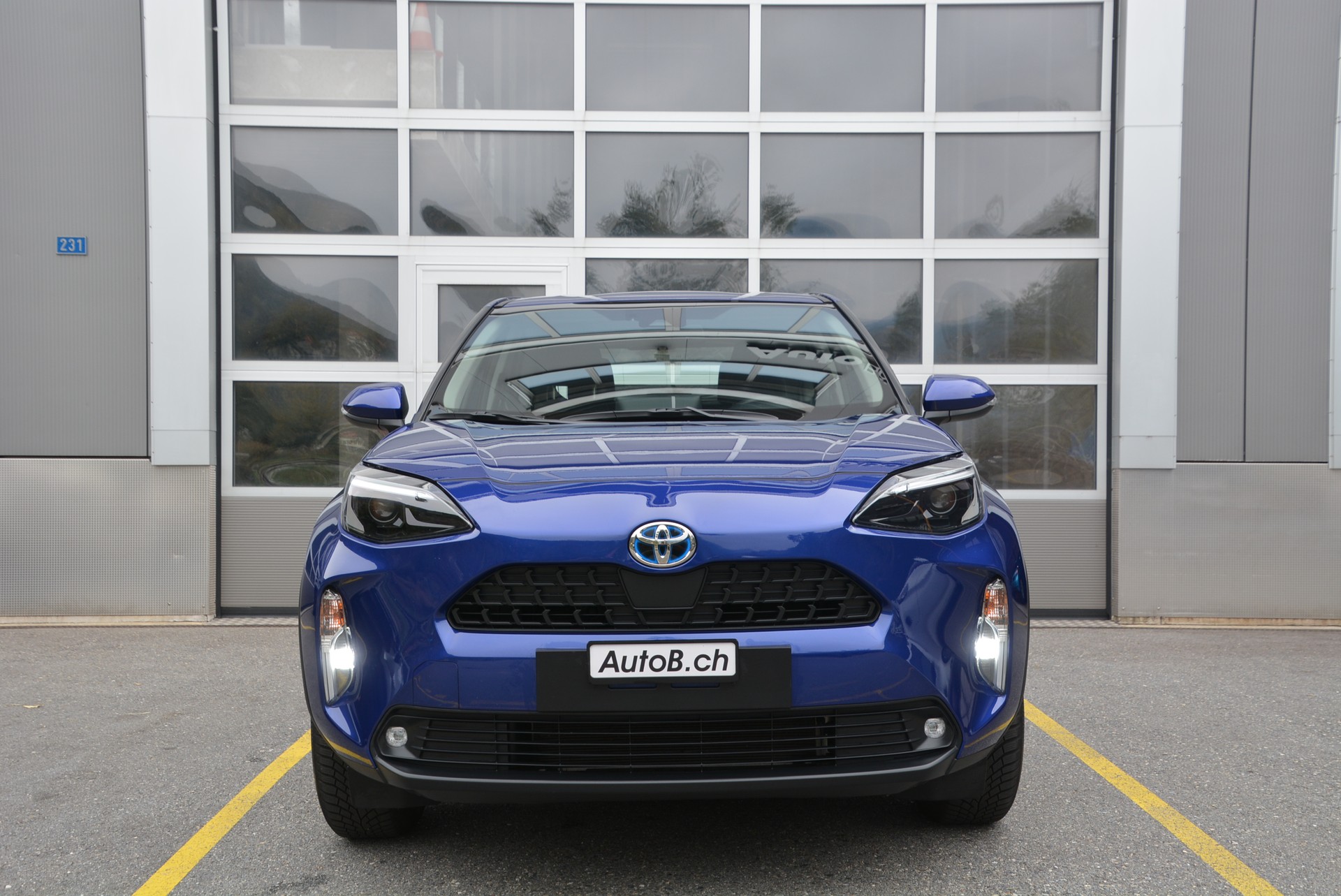 TOYOTA Yaris Cross 1.5 Comfort e-CVT AWDi-image-2