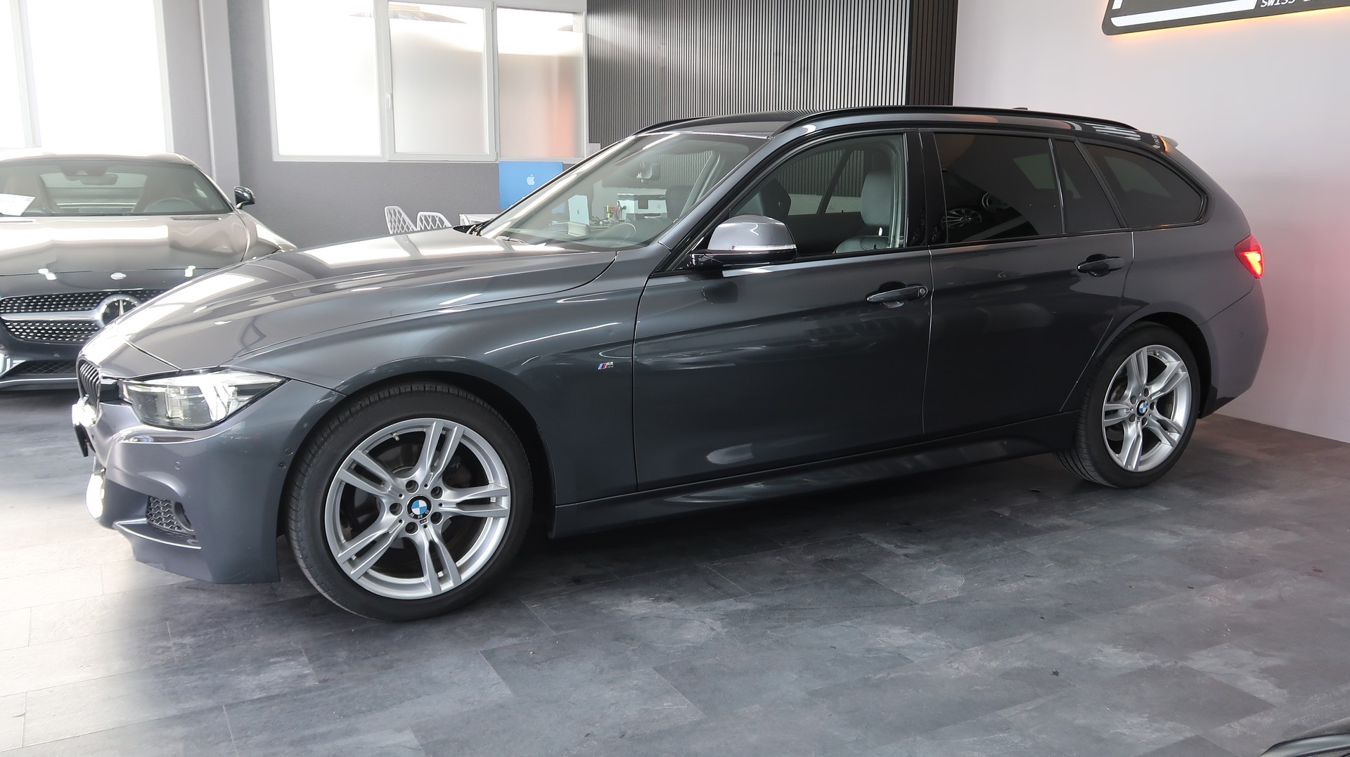 BMW 320i xDrive Touring M Sport Steptronic / CH / EXPERTISE / MFK / GARANTIE / CAMERA 360°-image-1