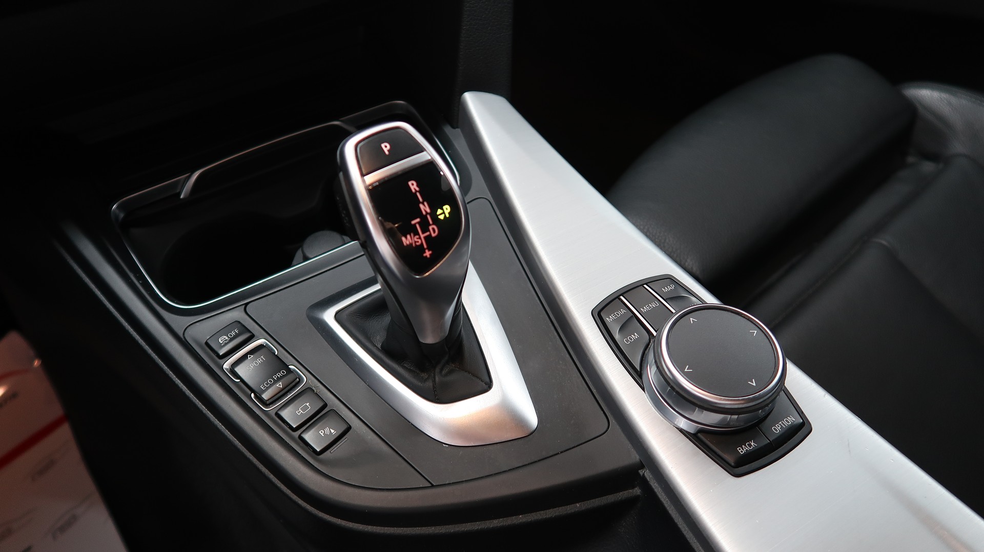 BMW 320i xDrive Touring M Sport Steptronic / CH / EXPERTISE / MFK / GARANTIE / CAMERA 360°-image-19