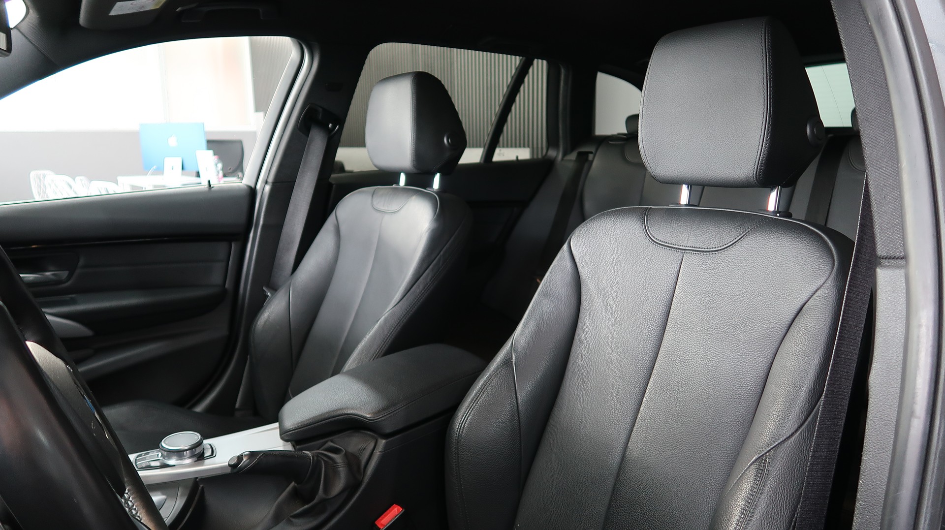 BMW 320i xDrive Touring M Sport Steptronic / CH / EXPERTISE / MFK / GARANTIE / CAMERA 360°-image-17