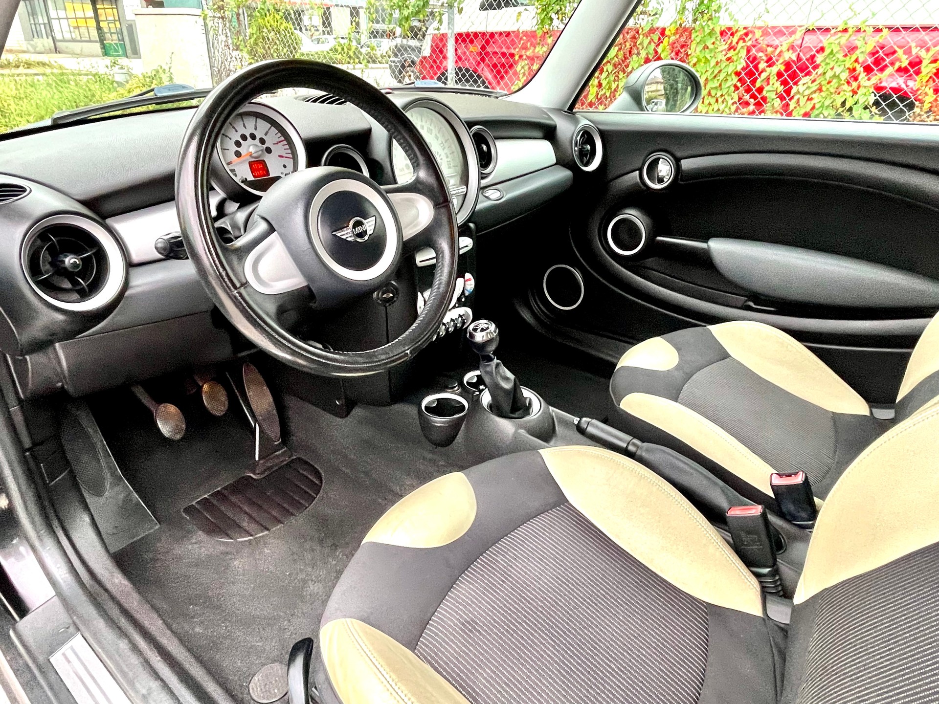 MINI Clubman One-showroom-element-1