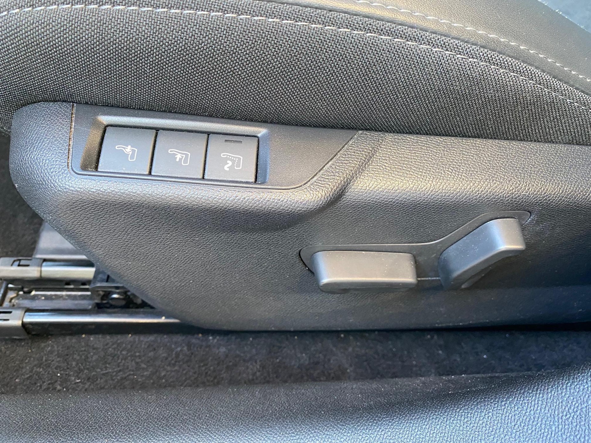 PEUGEOT 208 1.2 Hybrid 145 GT-image-13