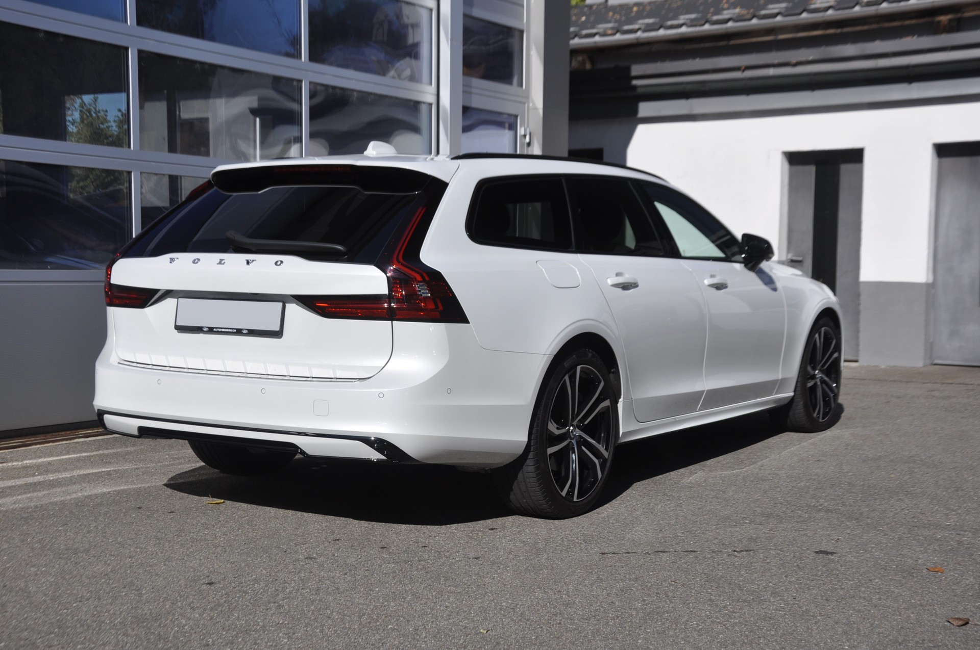 VOLVO V90 T8 eAWD Plug in Hybrid Ultimate Dark Geartronic-image-2