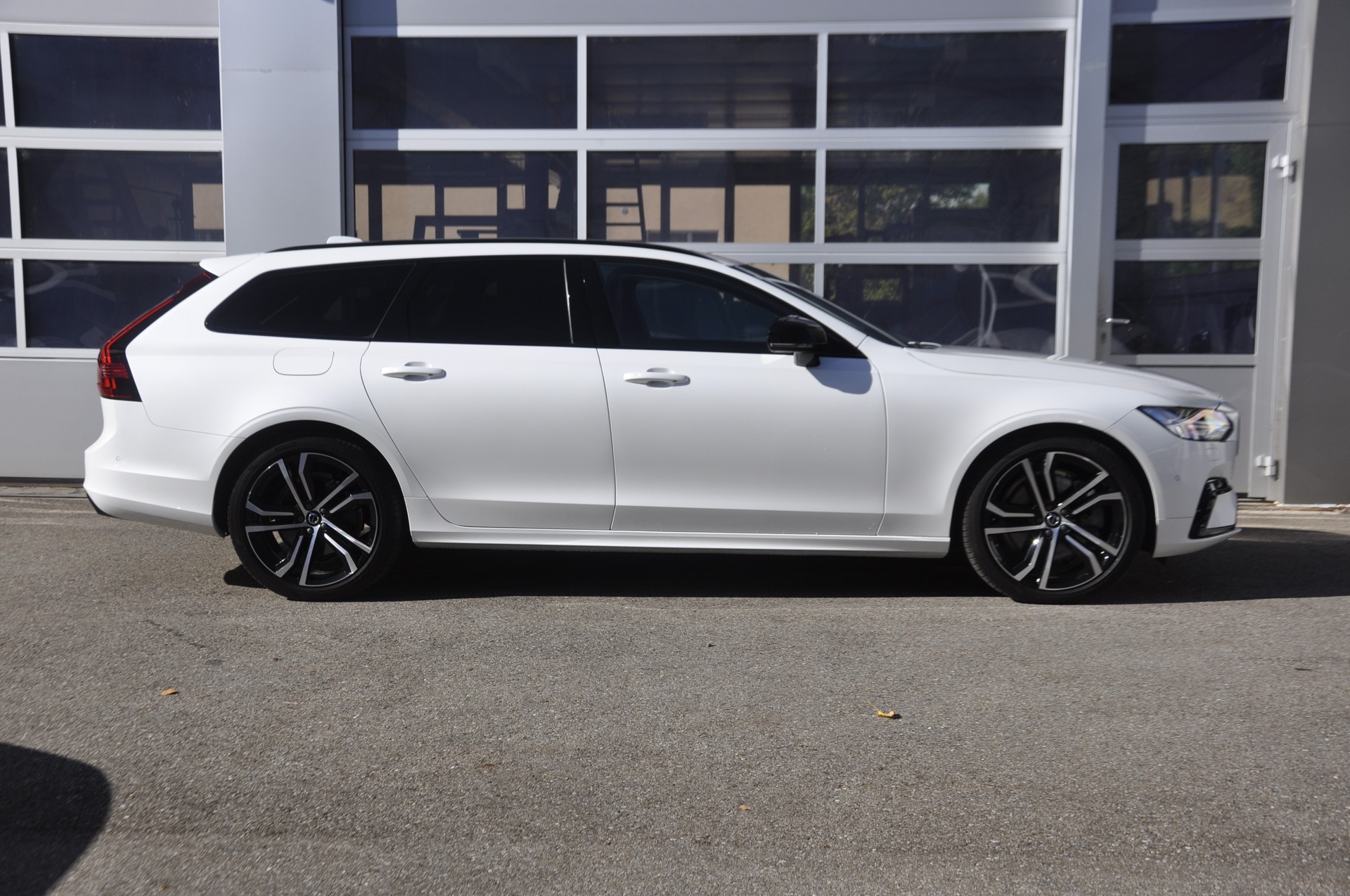 VOLVO V90 T8 eAWD Plug in Hybrid Ultimate Dark Geartronic-image-1