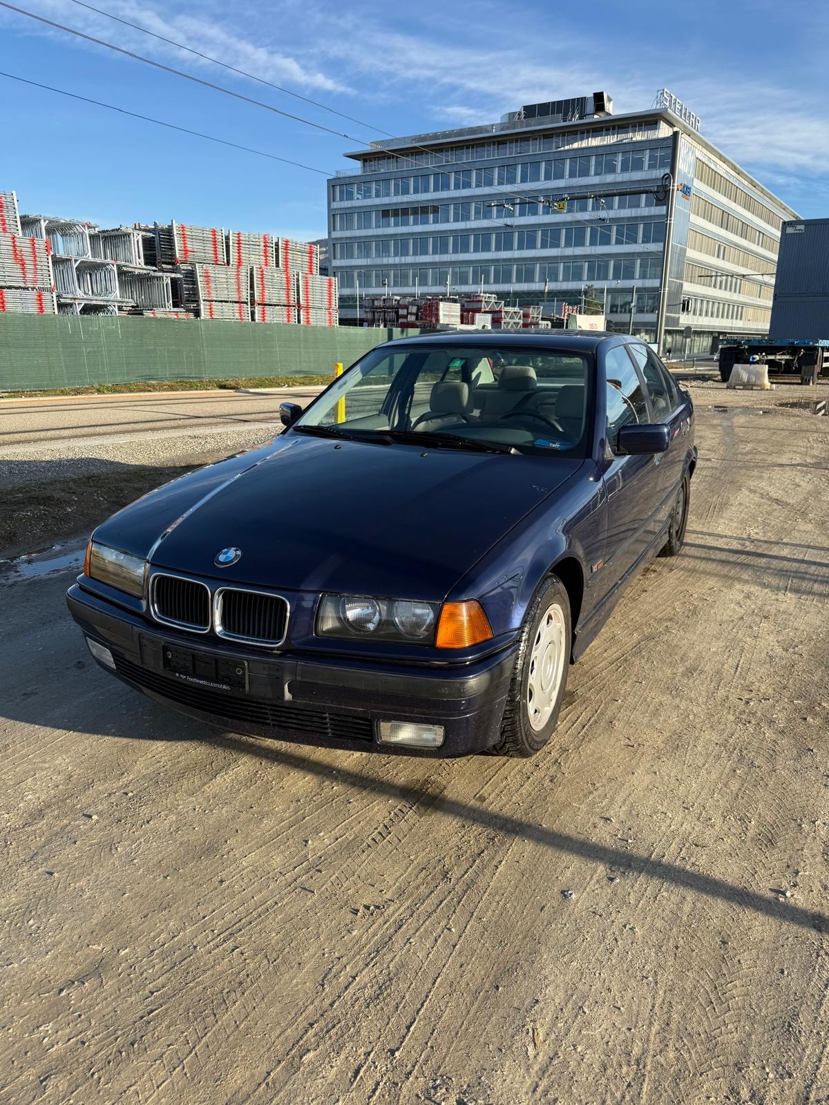 BMW 323i-image-4