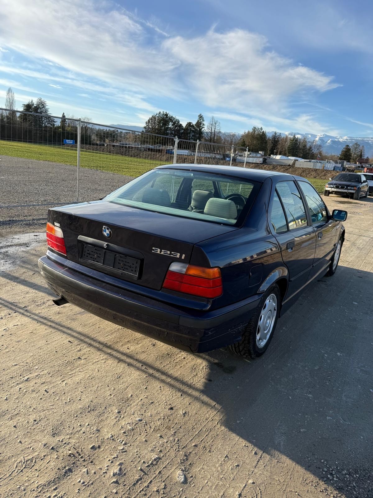BMW 323i-image-8