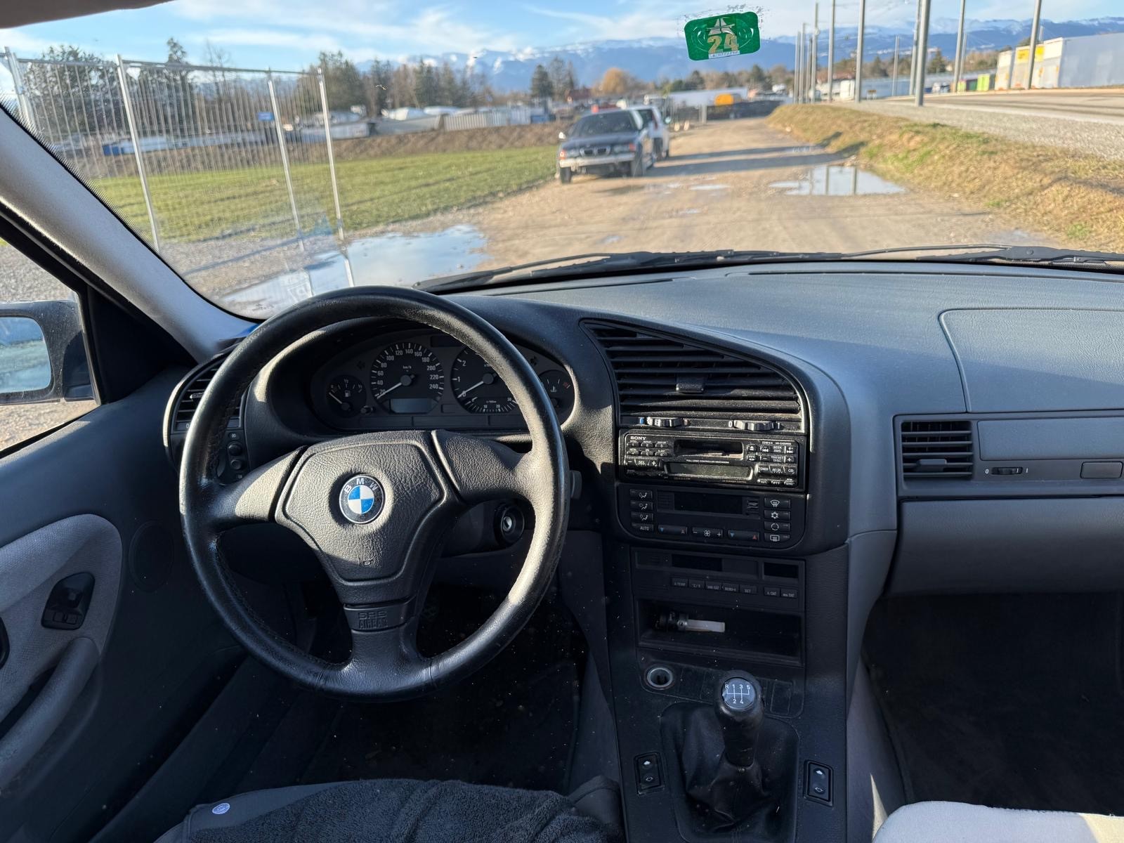 BMW 323i-image-11