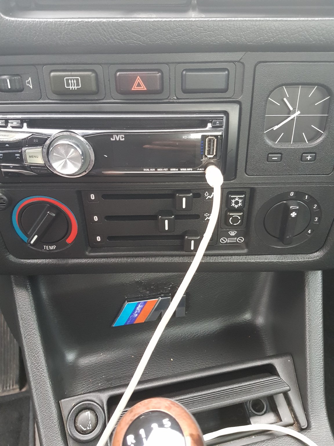 BMW 325i-image-4