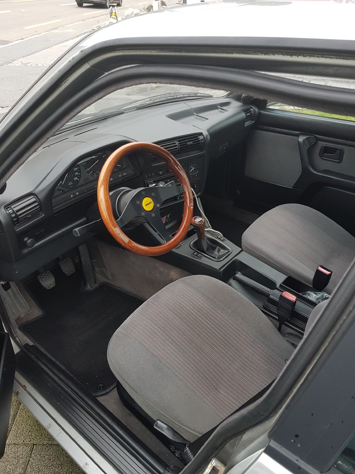 BMW 325i-image-3