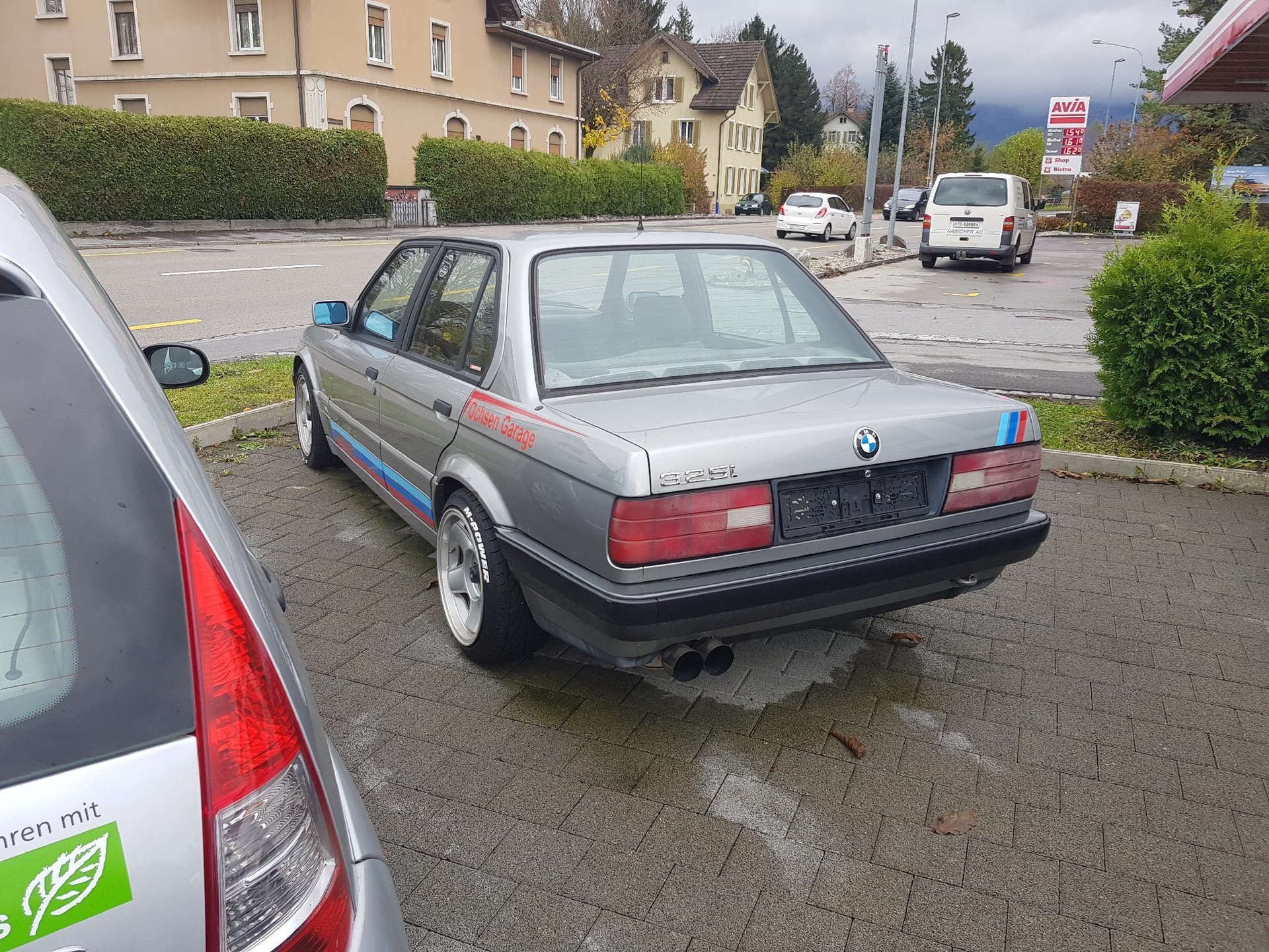 BMW 325i-image-2