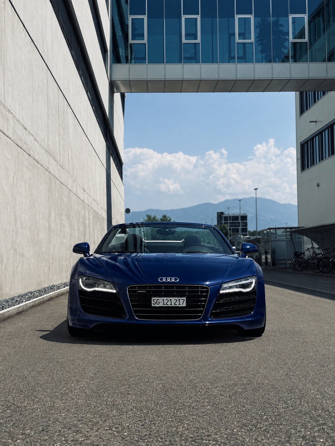 AUDI R8 Spyder 5.2 S-Tronic-image-2