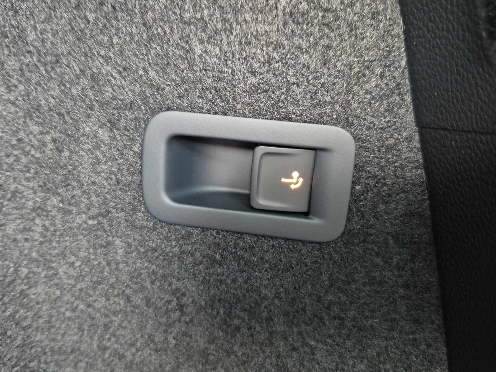 SKODA Karoq 2.0 TSI SportLine 4x4 DSG-image-9