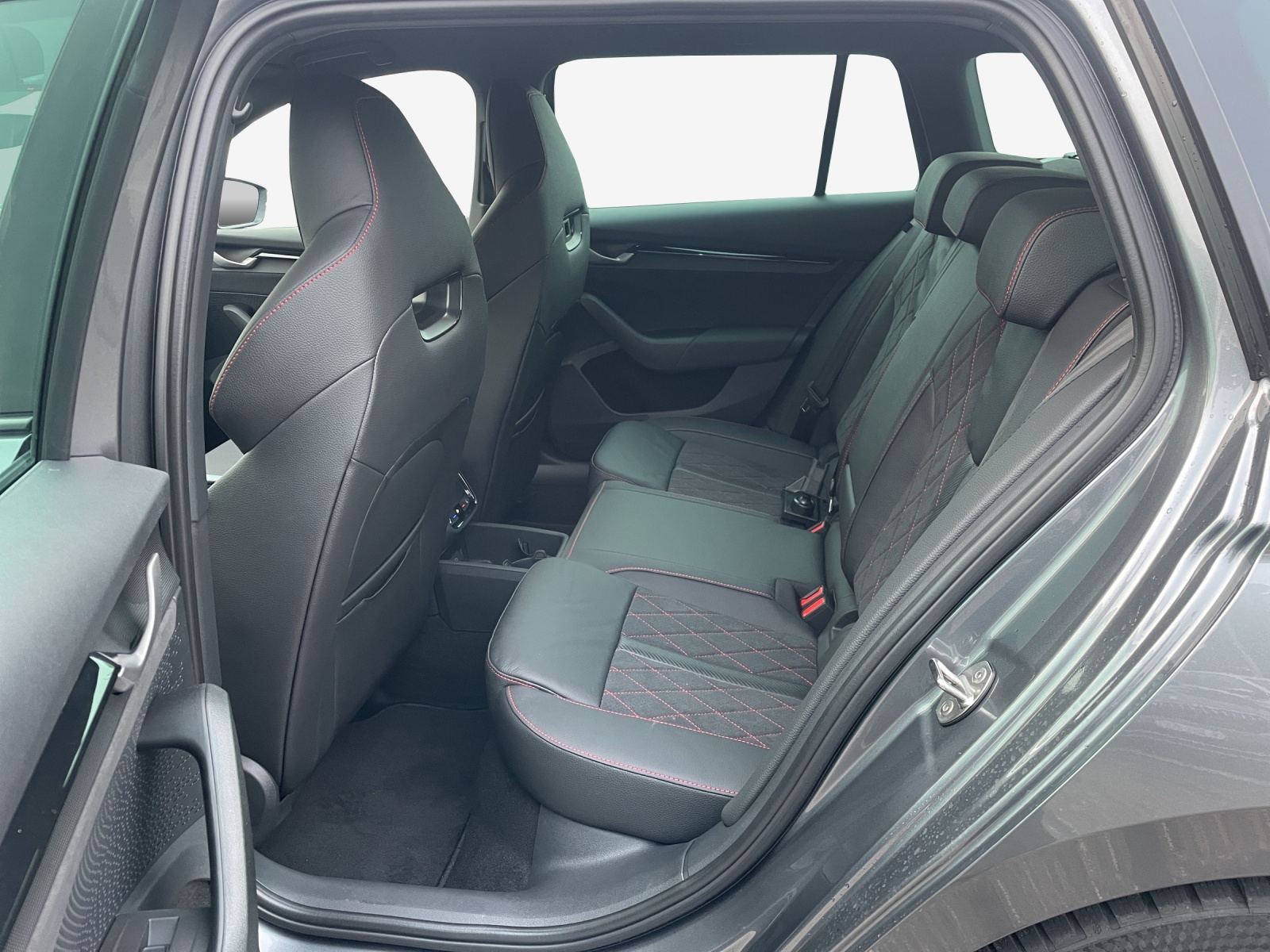 SKODA Octavia Combi 2.0 TSI DSG RS-image-11