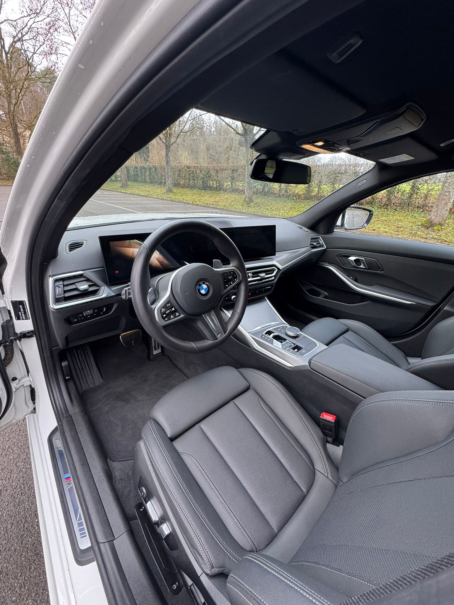 BMW 320d xDrive 48V Touring Steptronic M Sport-image-11