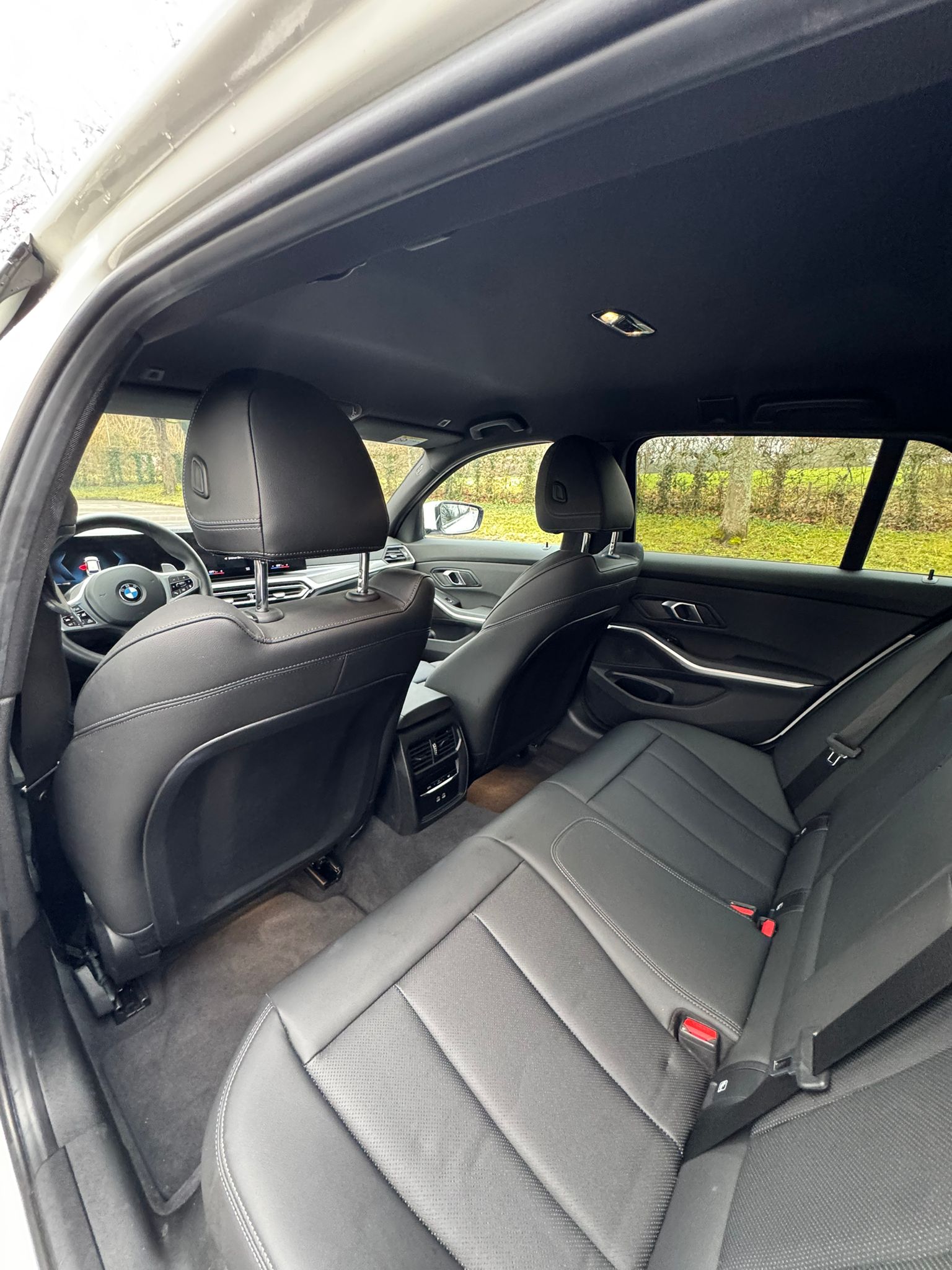 BMW 320d xDrive 48V Touring Steptronic M Sport-image-13