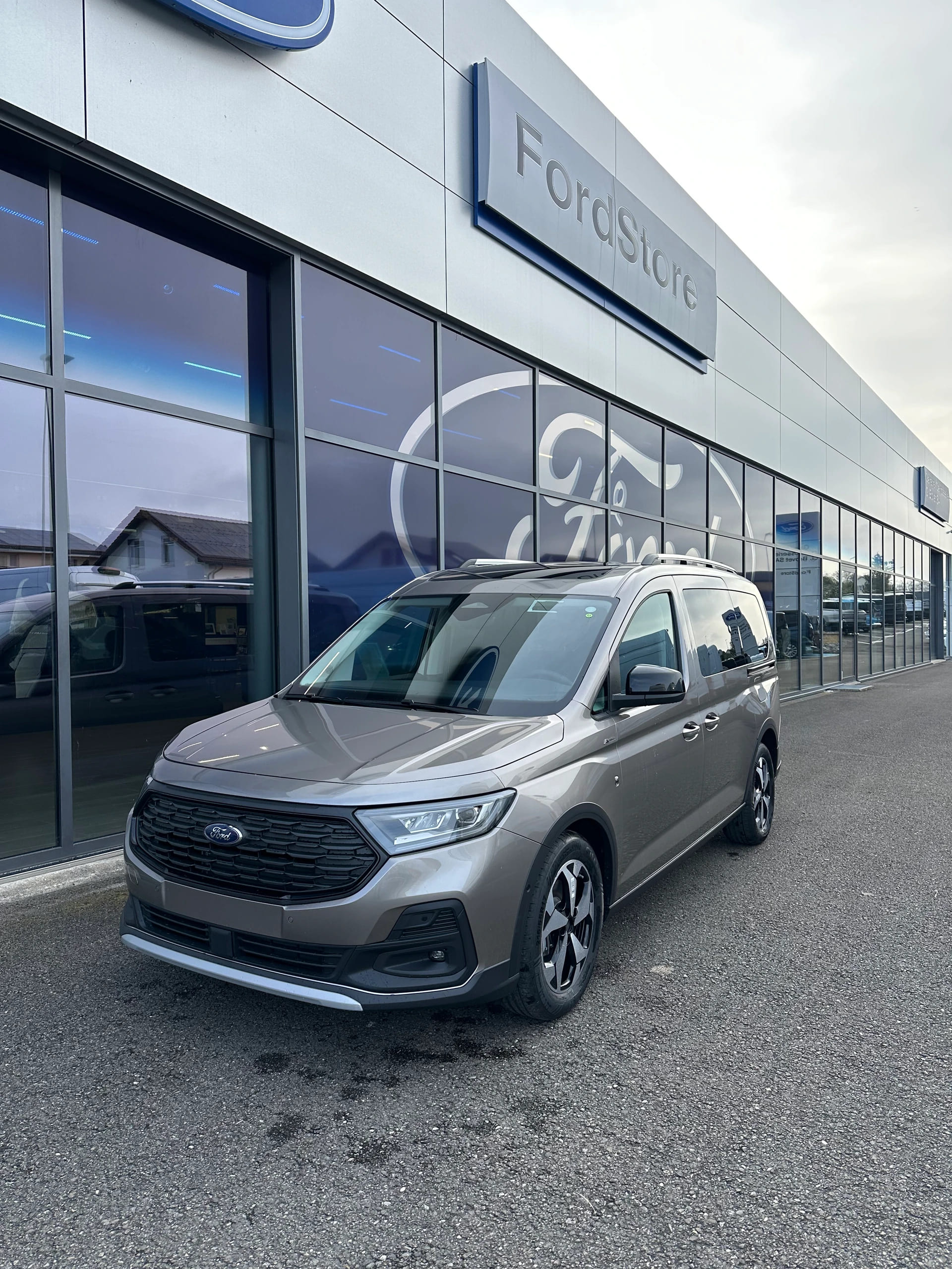 FORD TOURNEO CONNECT Grand 2.0 EcoB Active/122CV/Aut.-image-1