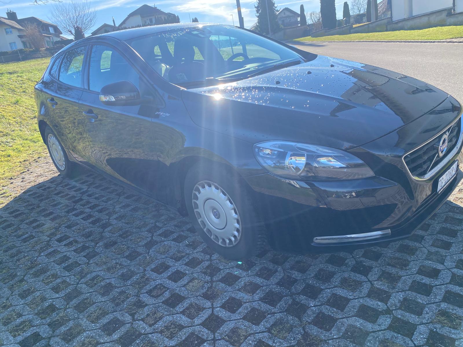 VOLVO V40 D2 Kinetic-image-1