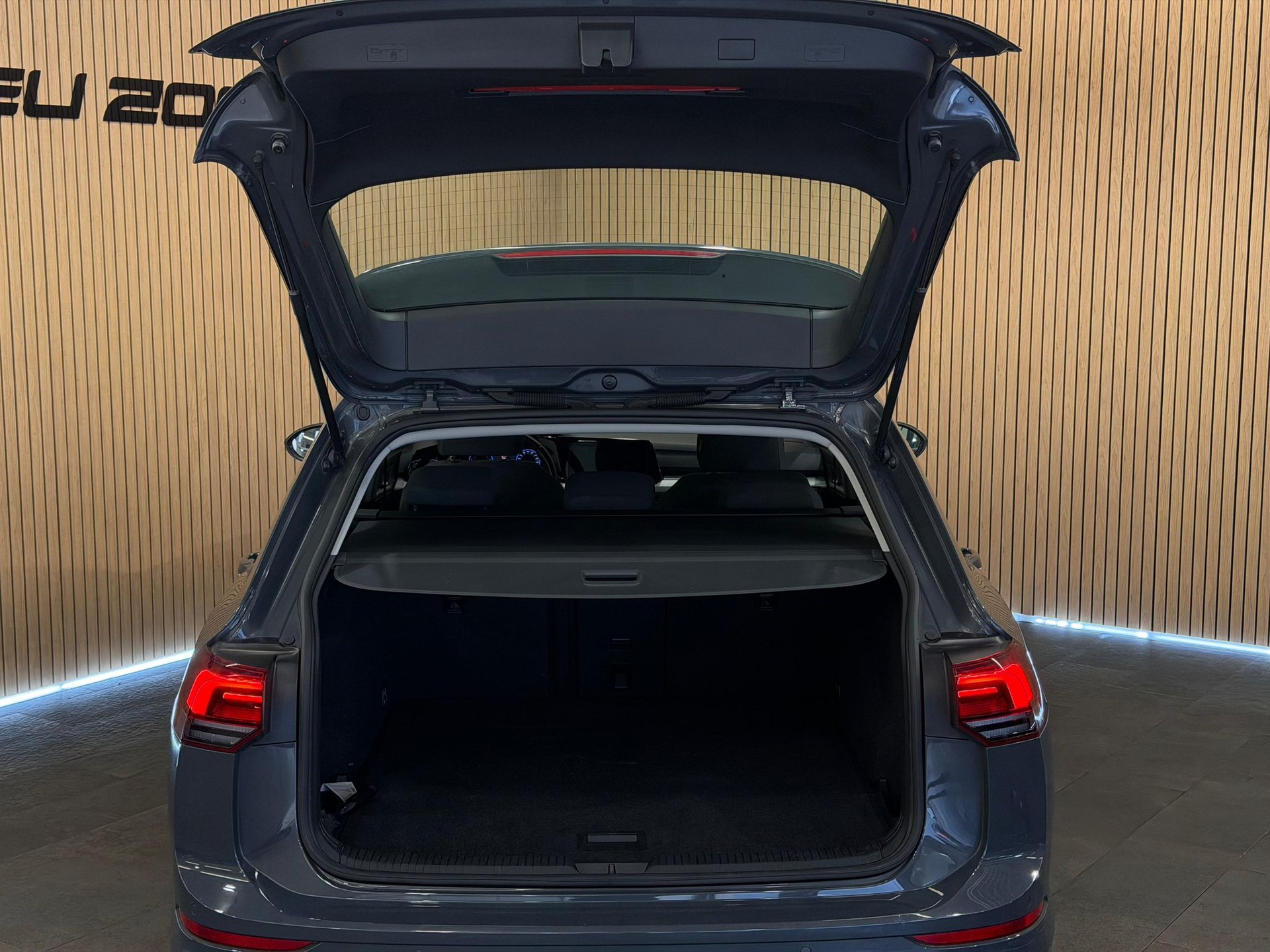 VW Golf Variant 2.0 TDI Life-image-4