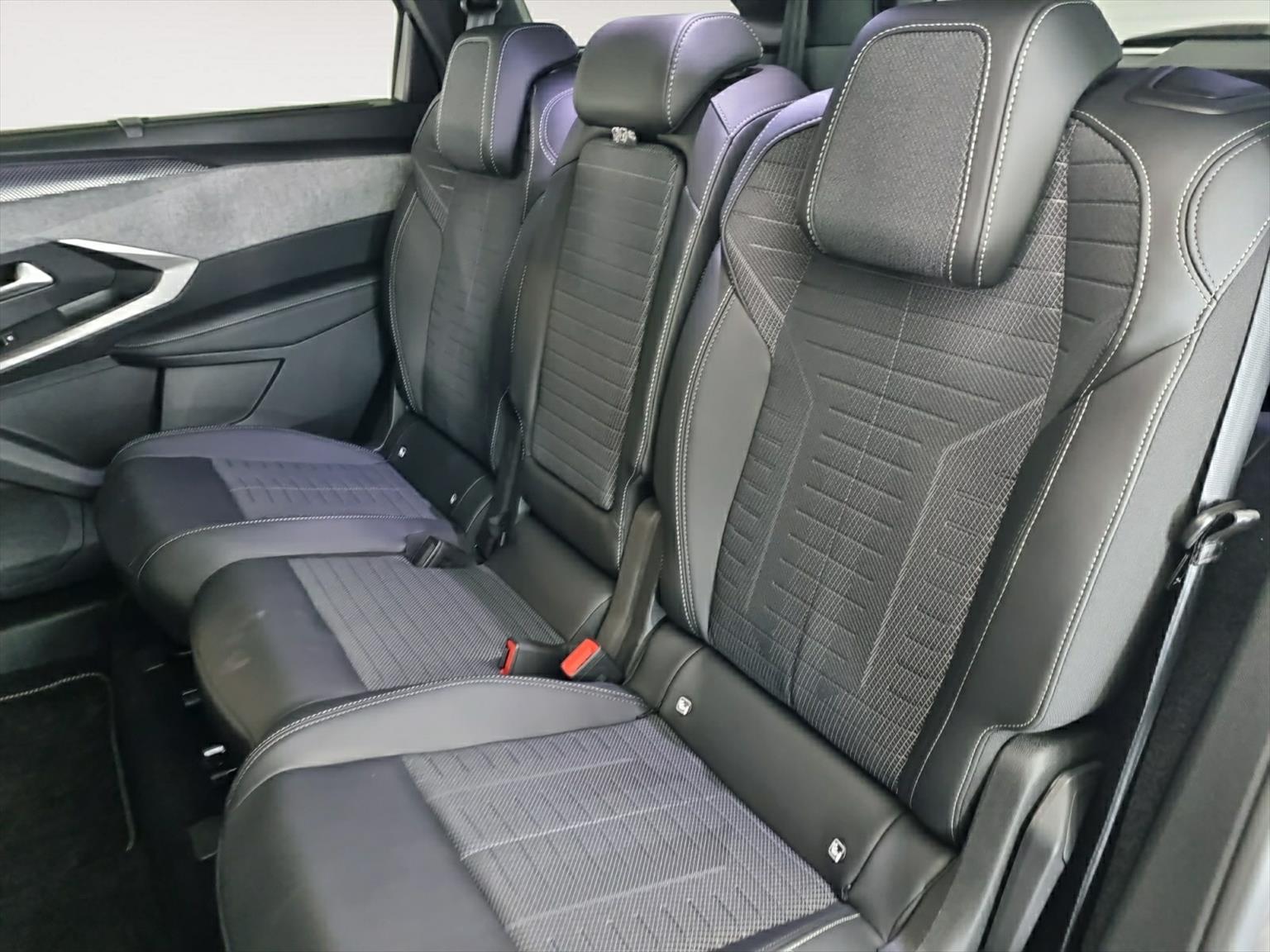 PEUGEOT 5008 145 Hybrid GT 7-Plätzer-image-14