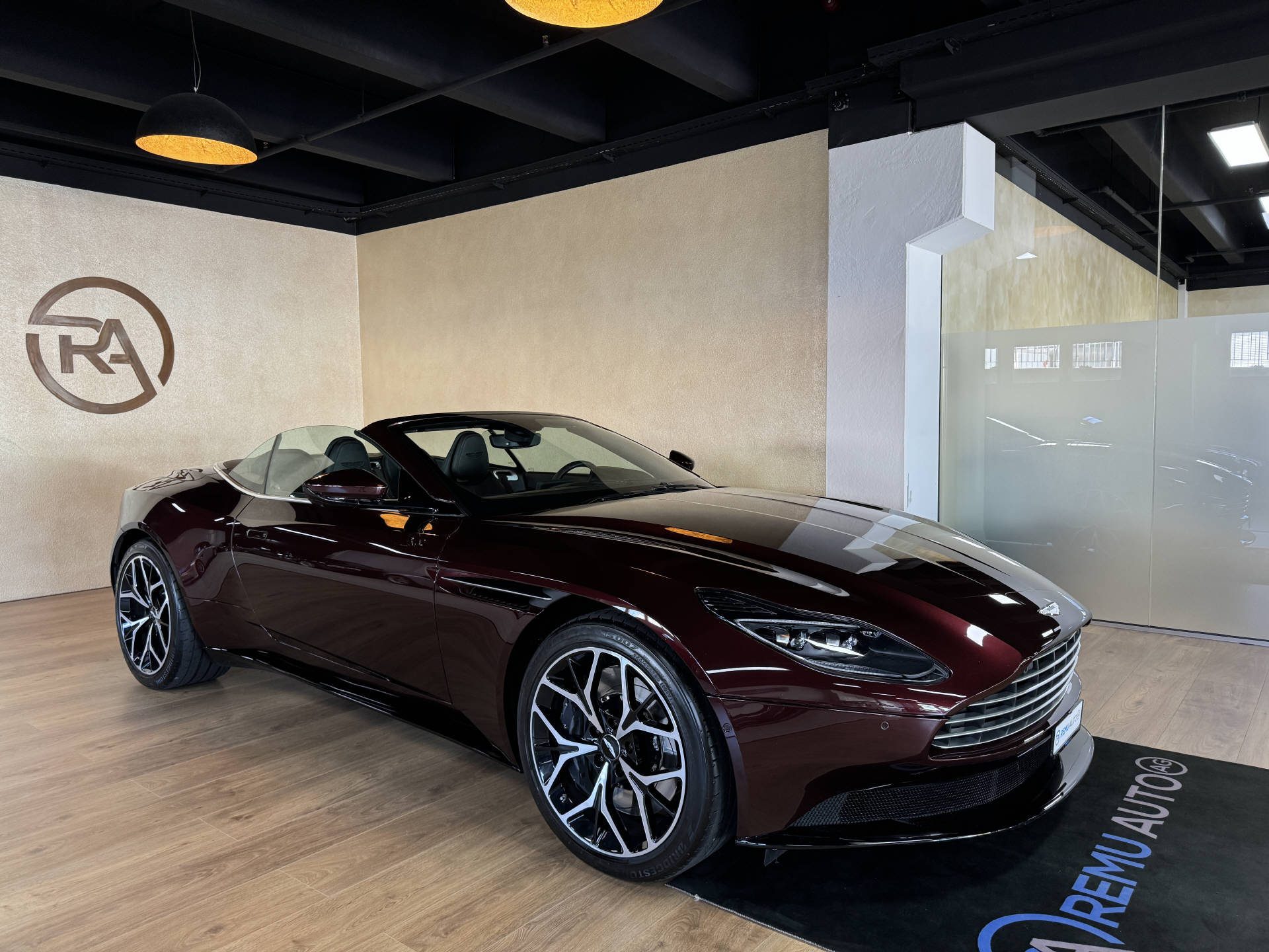 ASTON MARTIN DB11 V8 Volante Touchtronic 3-showroom-element-2
