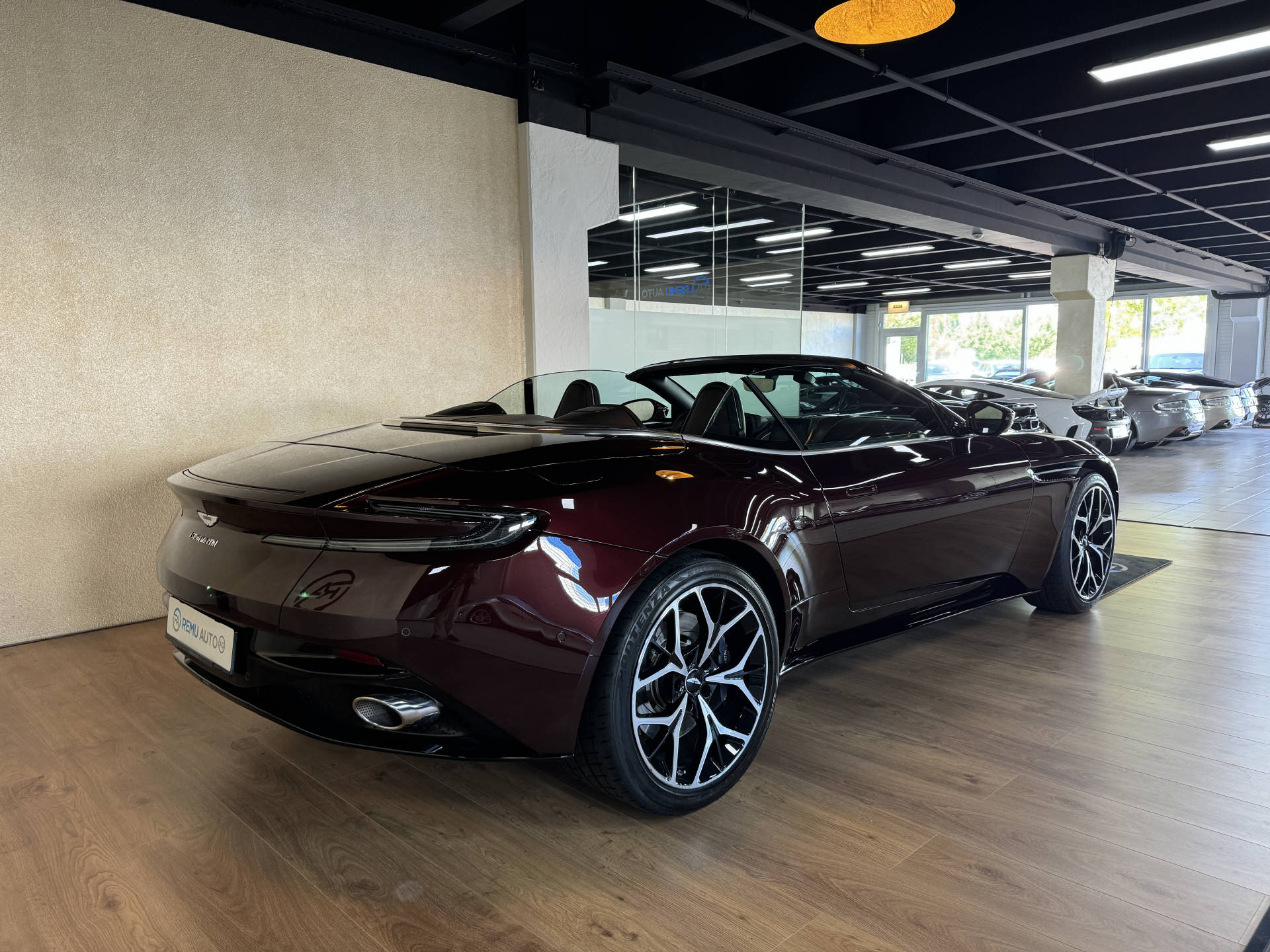 ASTON MARTIN DB11 V8 Volante Touchtronic 3-image-4